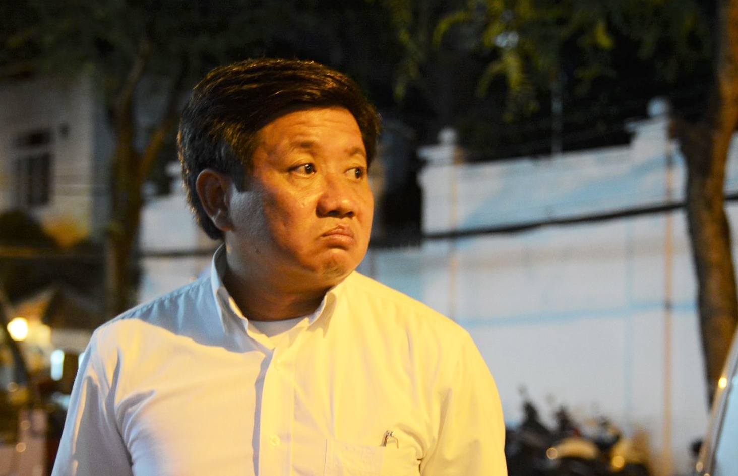 Bi doa giet, ong Doan Ngoc Hai di dep via he voi canh sat hinh su hinh anh