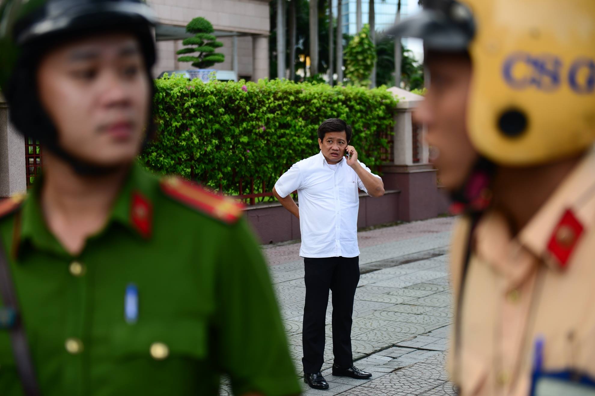 Ông Đoàn Ngọc Hải dẹp vỉa hè ảnh 2 Ong Doan Ngoc Hai dep via he anh 2