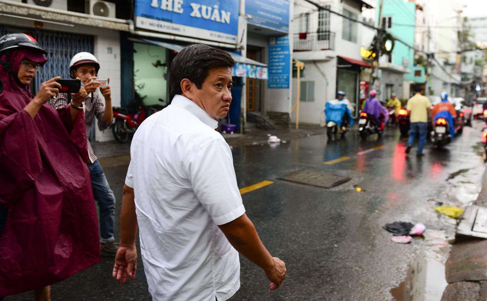 Sai Gon mua lon, ong Doan Ngoc Hai van xuong duong dep via he hinh anh