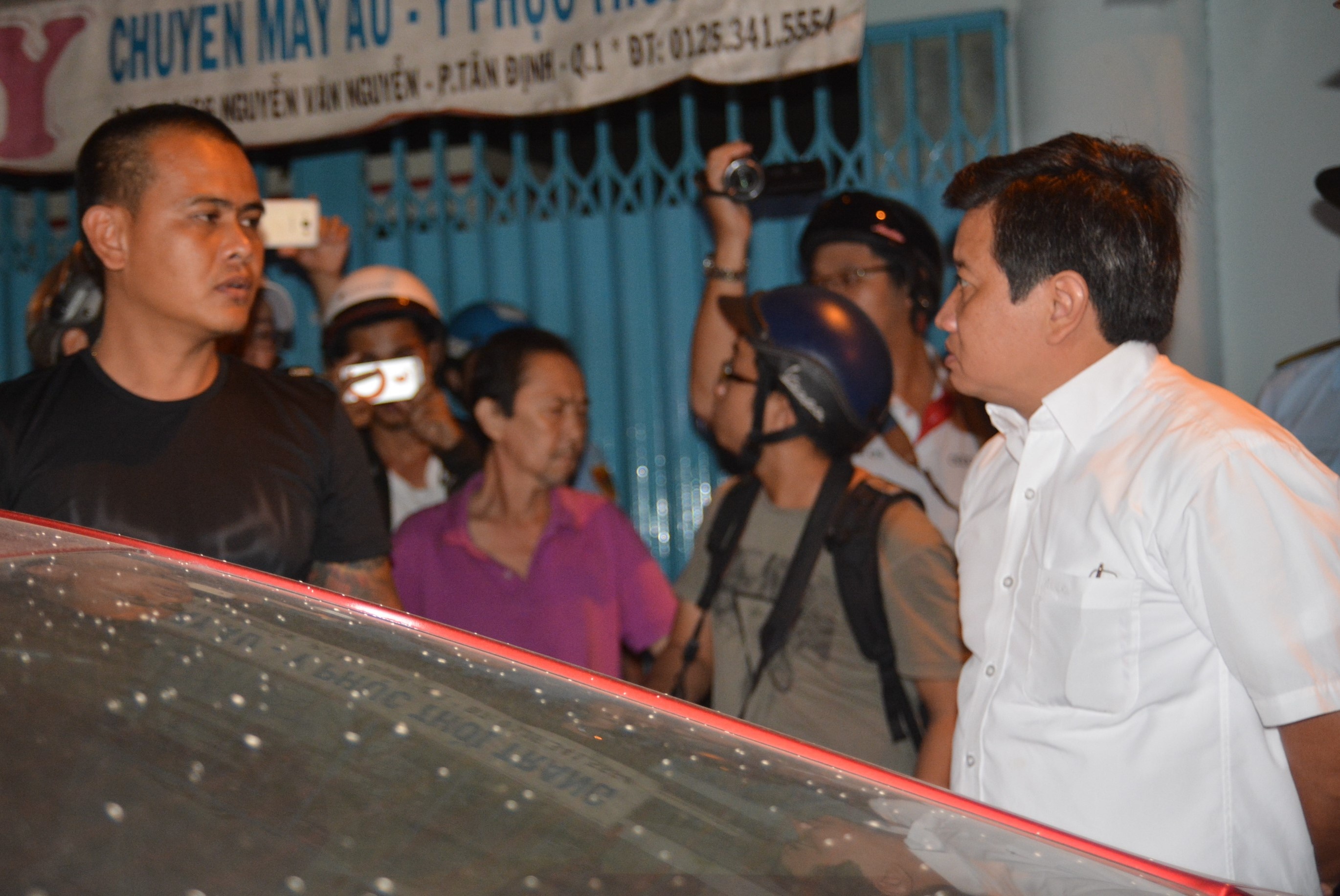 Ong Doan Ngoc Hai go niem phong, cho dung cau oto vi pham hinh anh