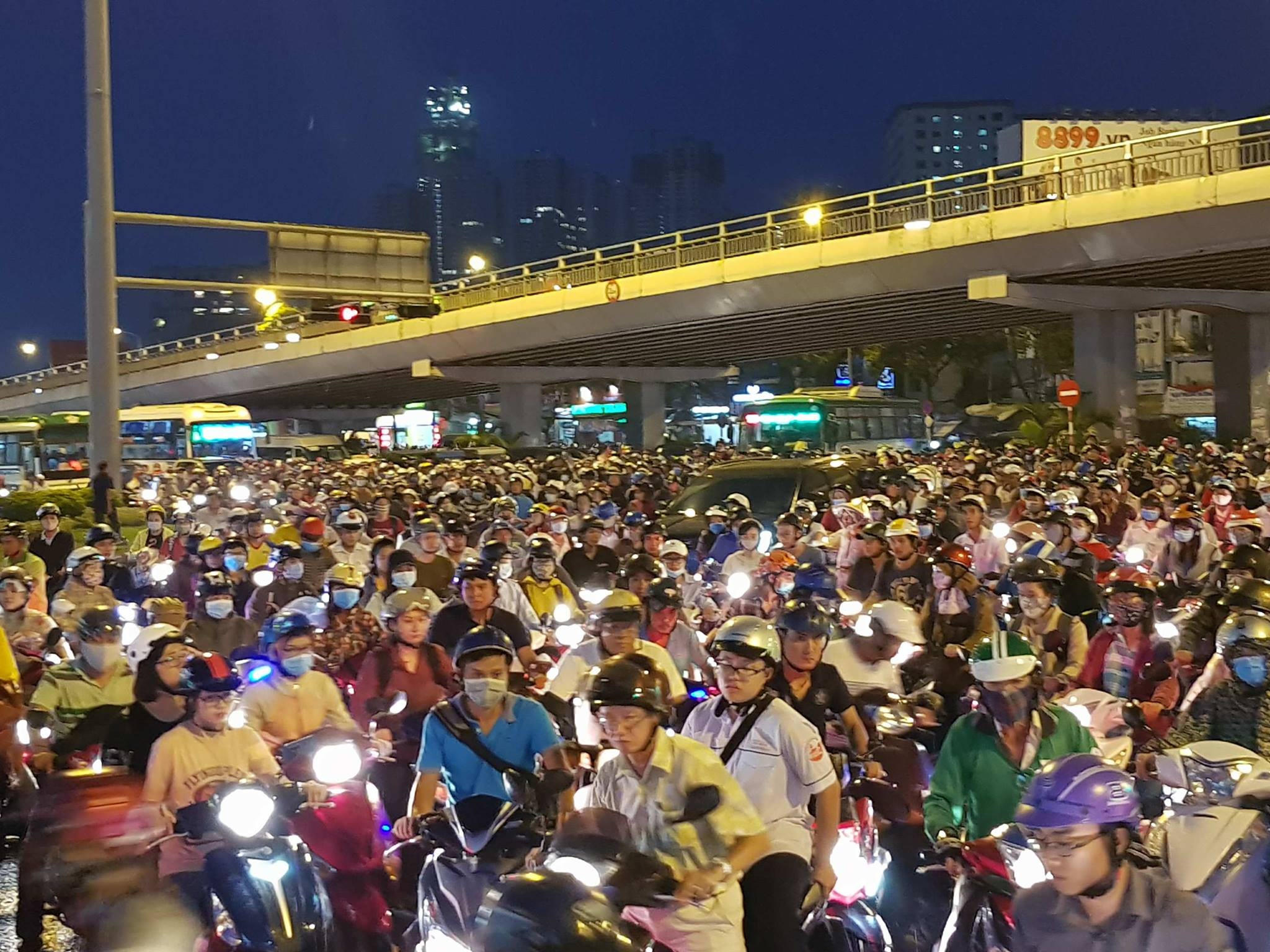 Hang nghin xe may, oto ket cung tai nga tu Hang Xanh hinh anh