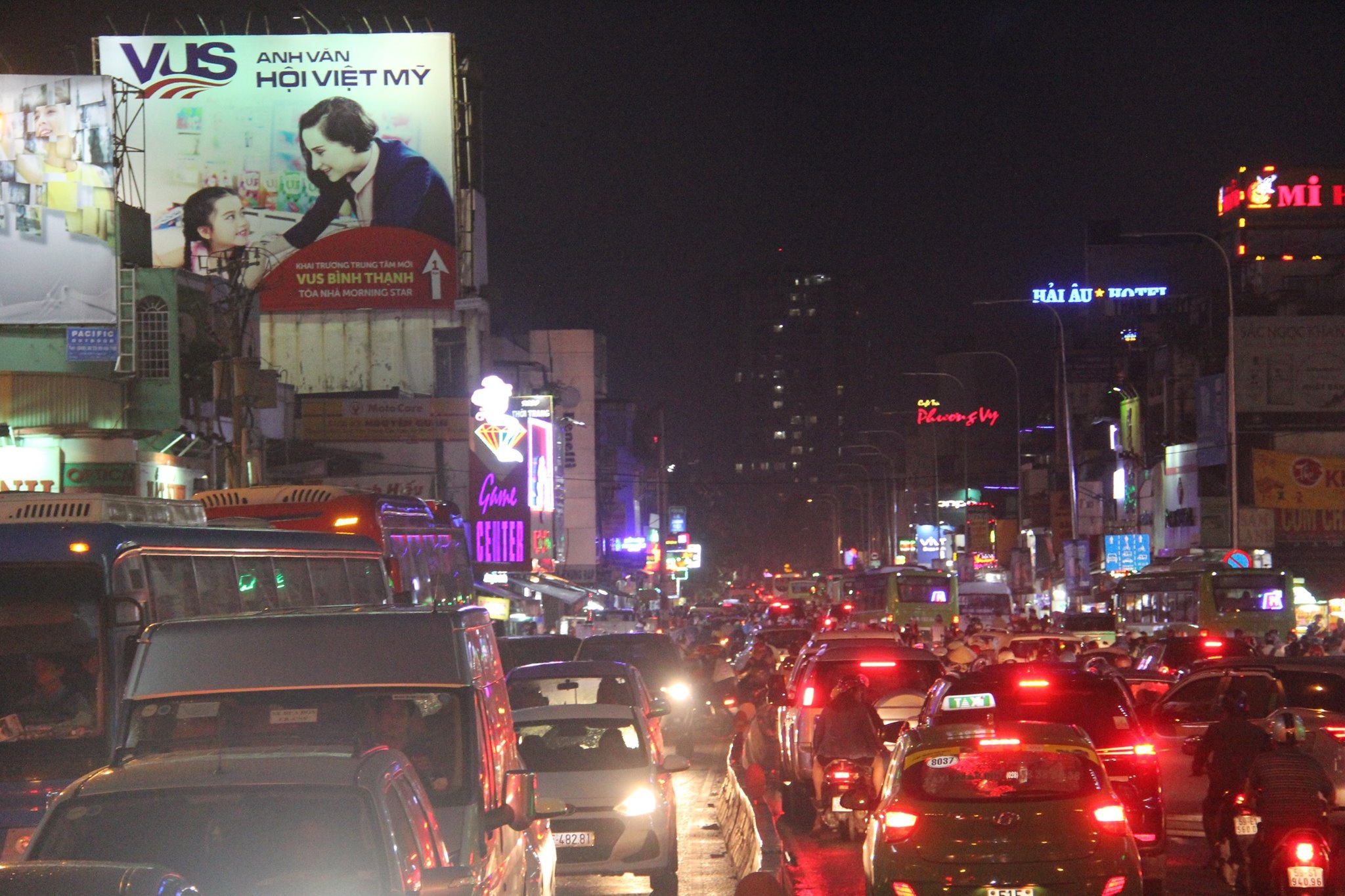 Kẹt xe ở Hàng Xanh ảnh 3 Ket xe o Hang Xanh anh 3