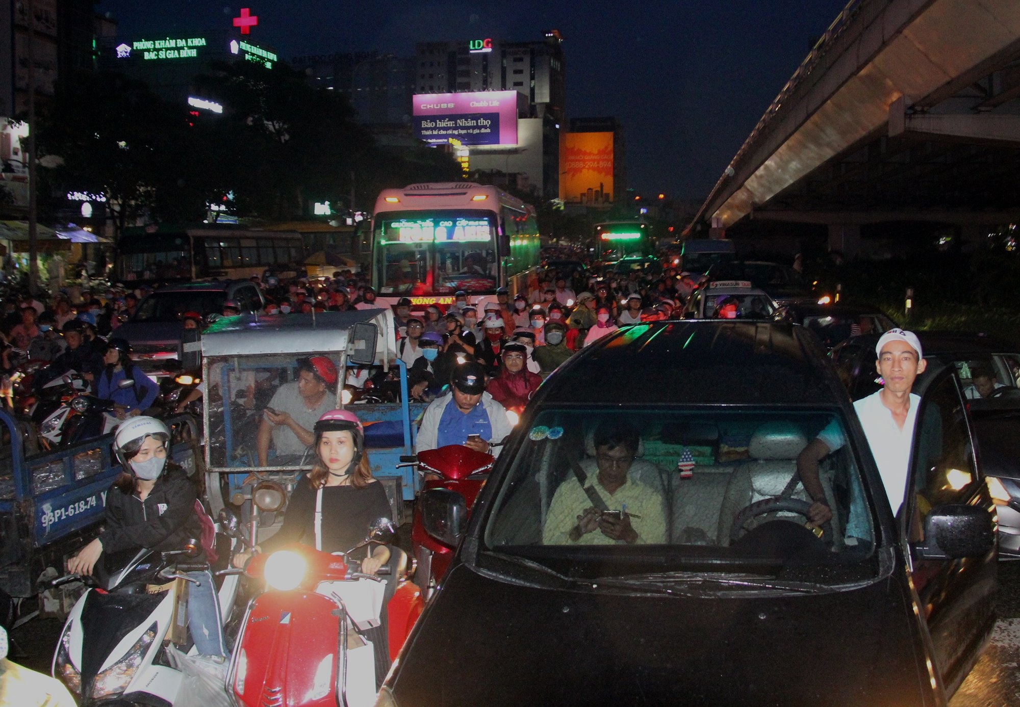 Kẹt xe ở Hàng Xanh ảnh 2 Ket xe o Hang Xanh anh 2