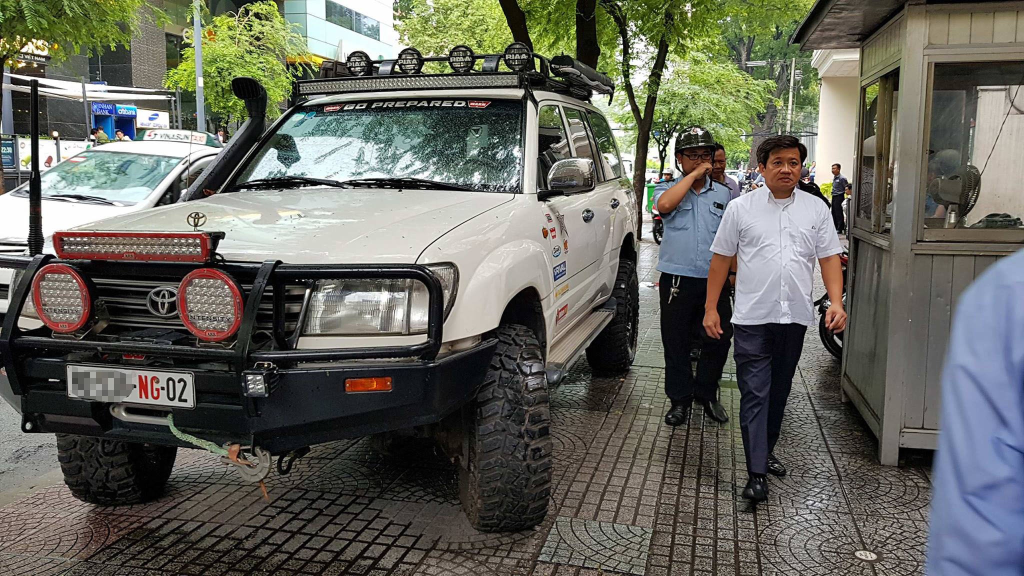 Ong Doan Ngoc Hai khong phat xe bien ngoai giao dau tren via he hinh anh