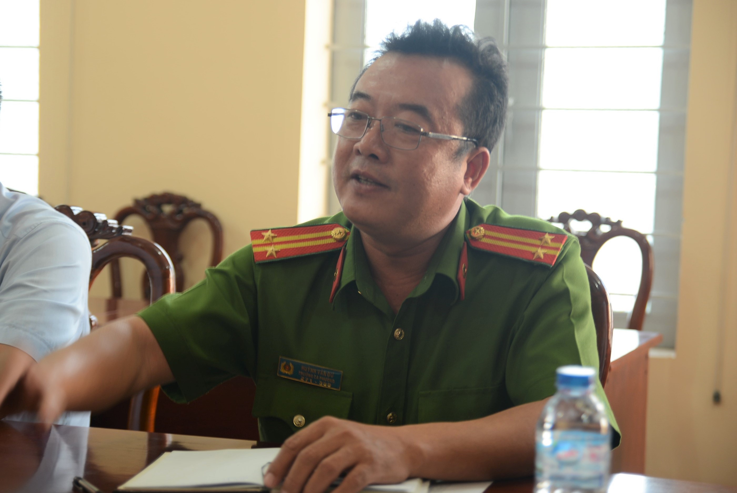 Cong an nhan sai khi dua 2 co gai vao trung tam xa hoi vi quen CMND hinh anh