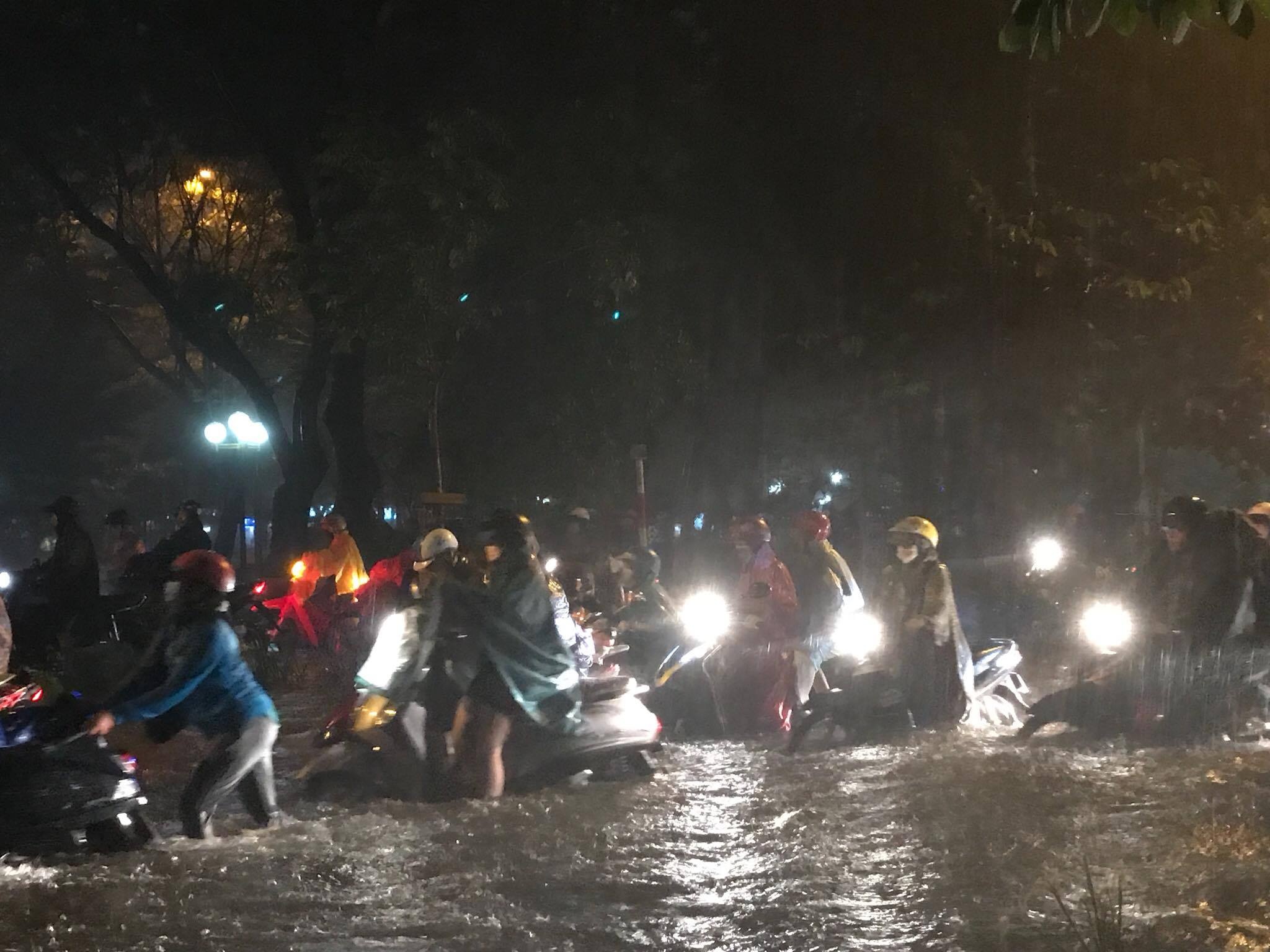 Nhiều tuyến đường ngập nặng ảnh 3 Nhieu tuyen duong ngap nang anh 3