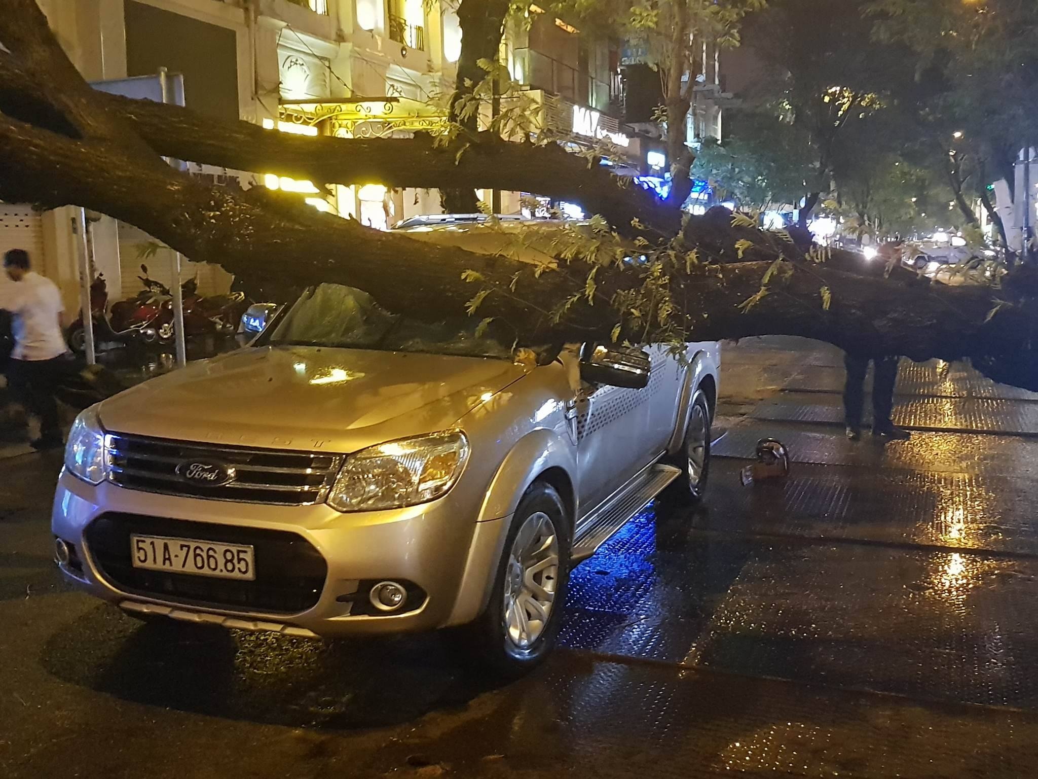 Sai Gon mua lon, cay do, nguoi dan loi nuoc khon kho hinh anh