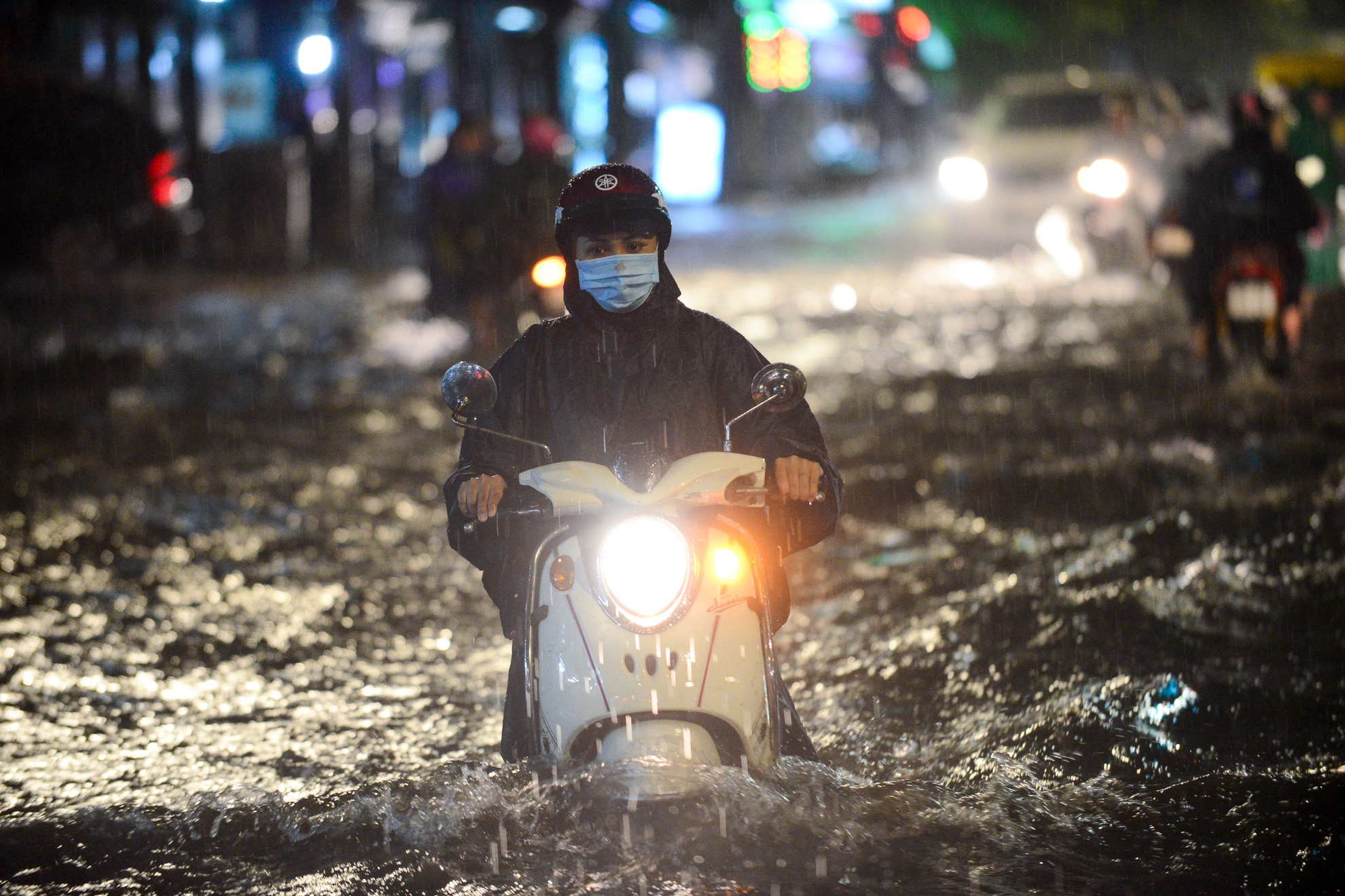 Mua lon, duong pho Sai Gon chim trong bien nuoc hinh anh