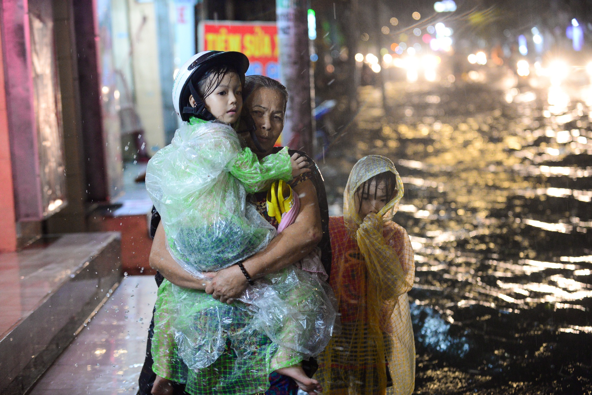 Sai Gon ngap nang anh 6