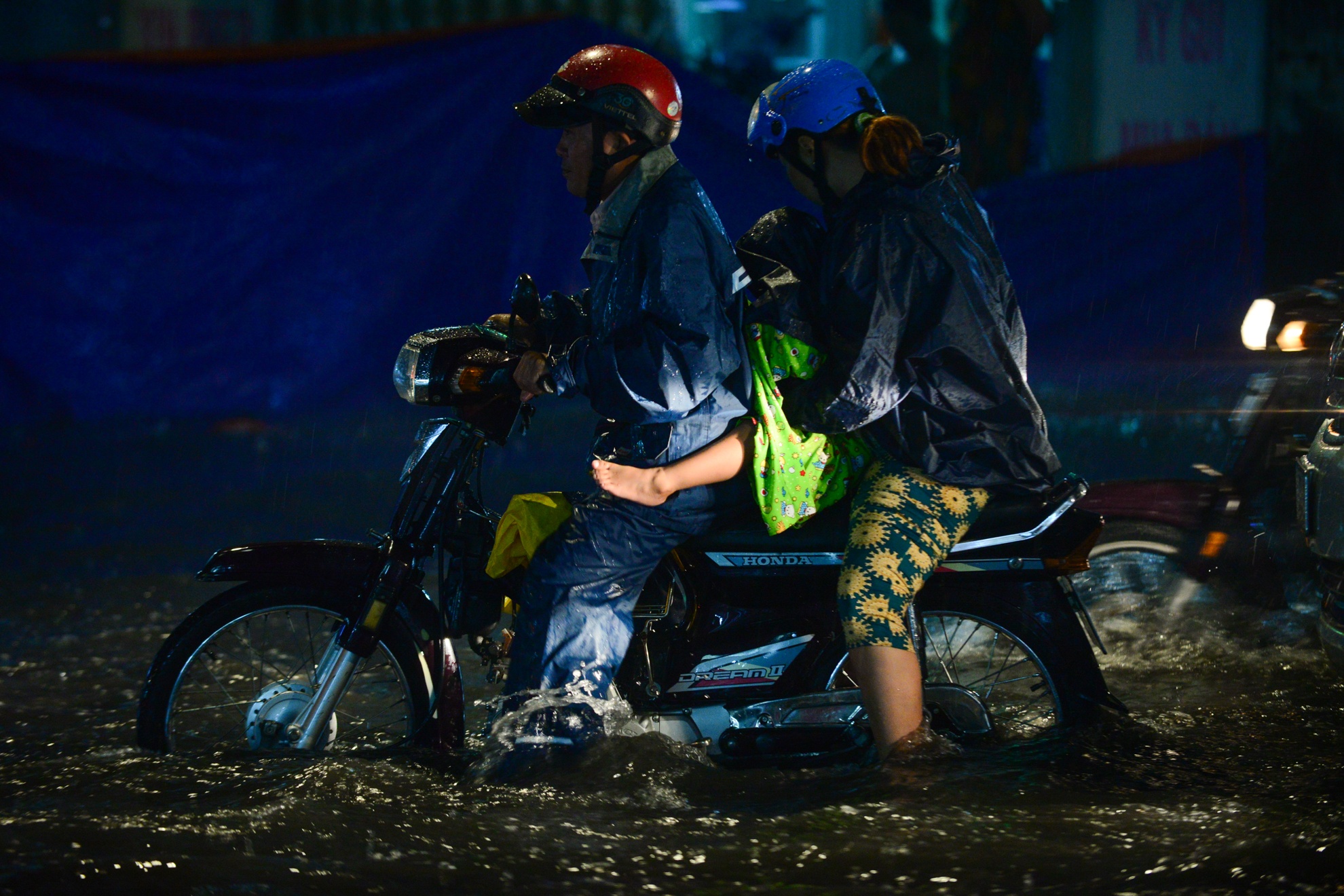 Sai Gon ngap nang anh 9