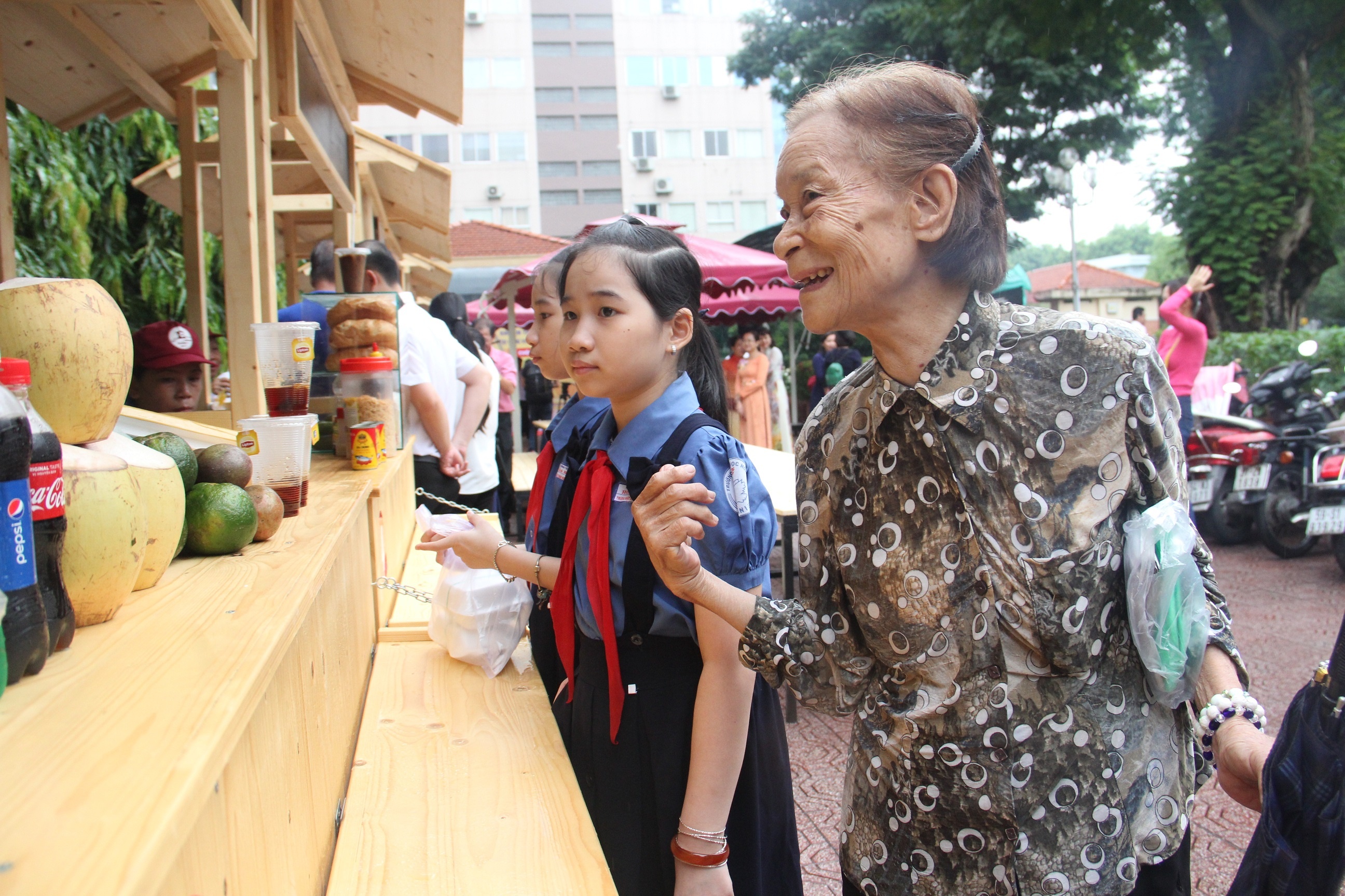 Ong Doan Ngoc Hai tang qua tieu thuong anh 3