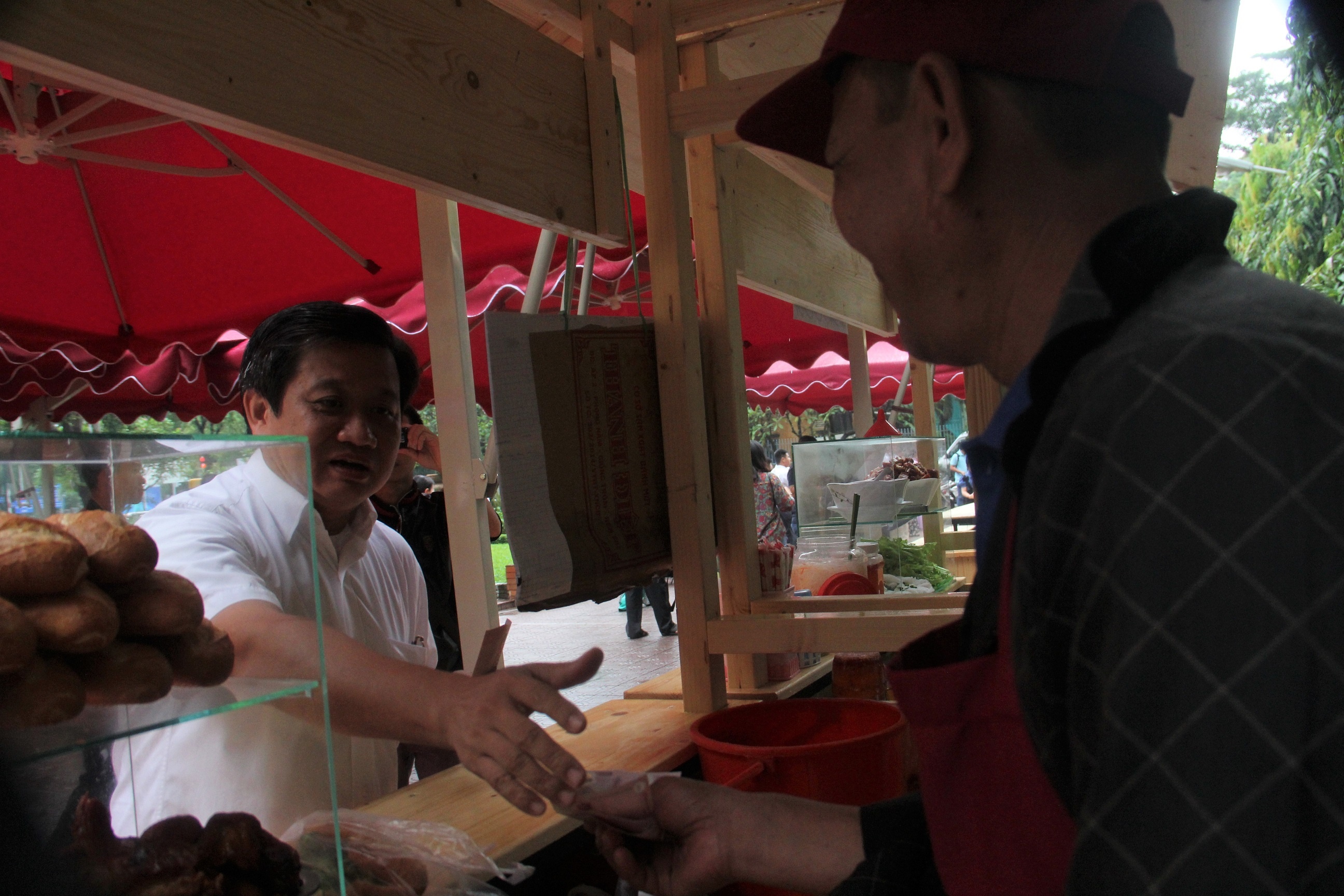 Ong Doan Ngoc Hai tang qua tieu thuong anh 1