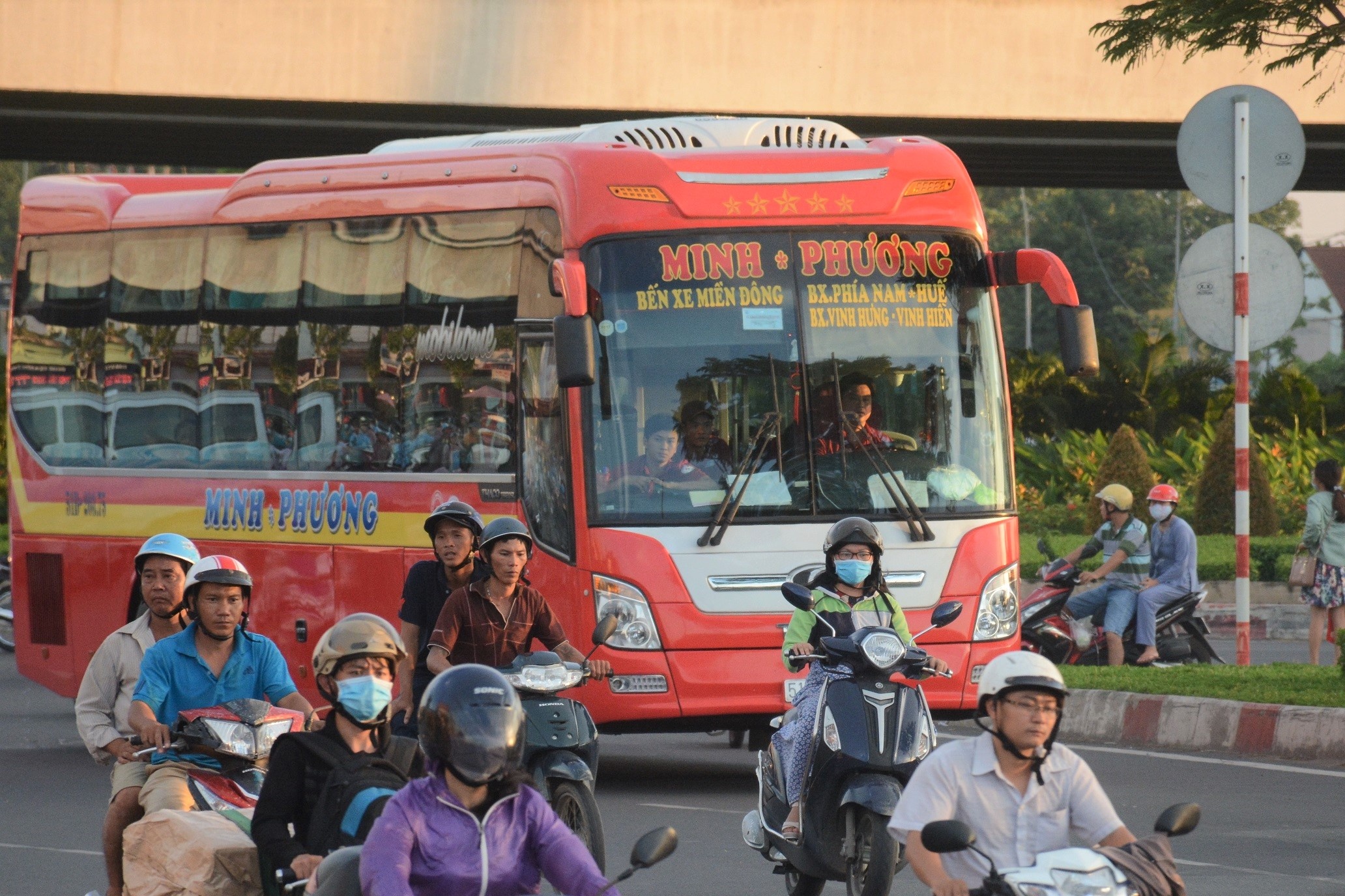 Doanh nghiep lo 'xe du' hoat dong manh khi chuyen ben xe mien Dong hinh anh
