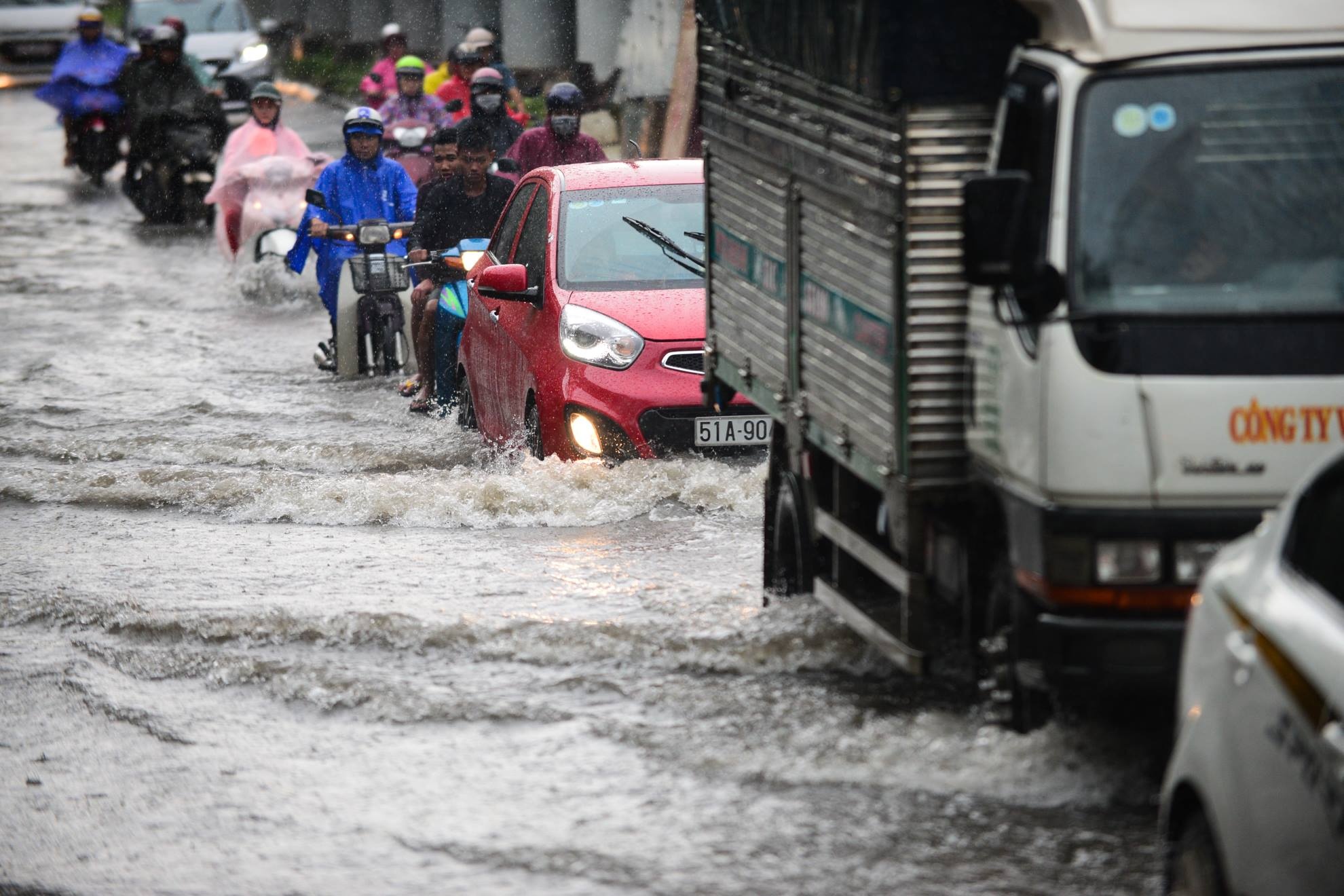 Chu 'sieu may bom' o Sai Gon de nghi dieu tra vu tac cong, duong ngap hinh anh