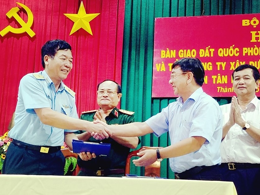 Bo Quoc phong ban giao hon 7.300 m2 dat cho TP.HCM hinh anh