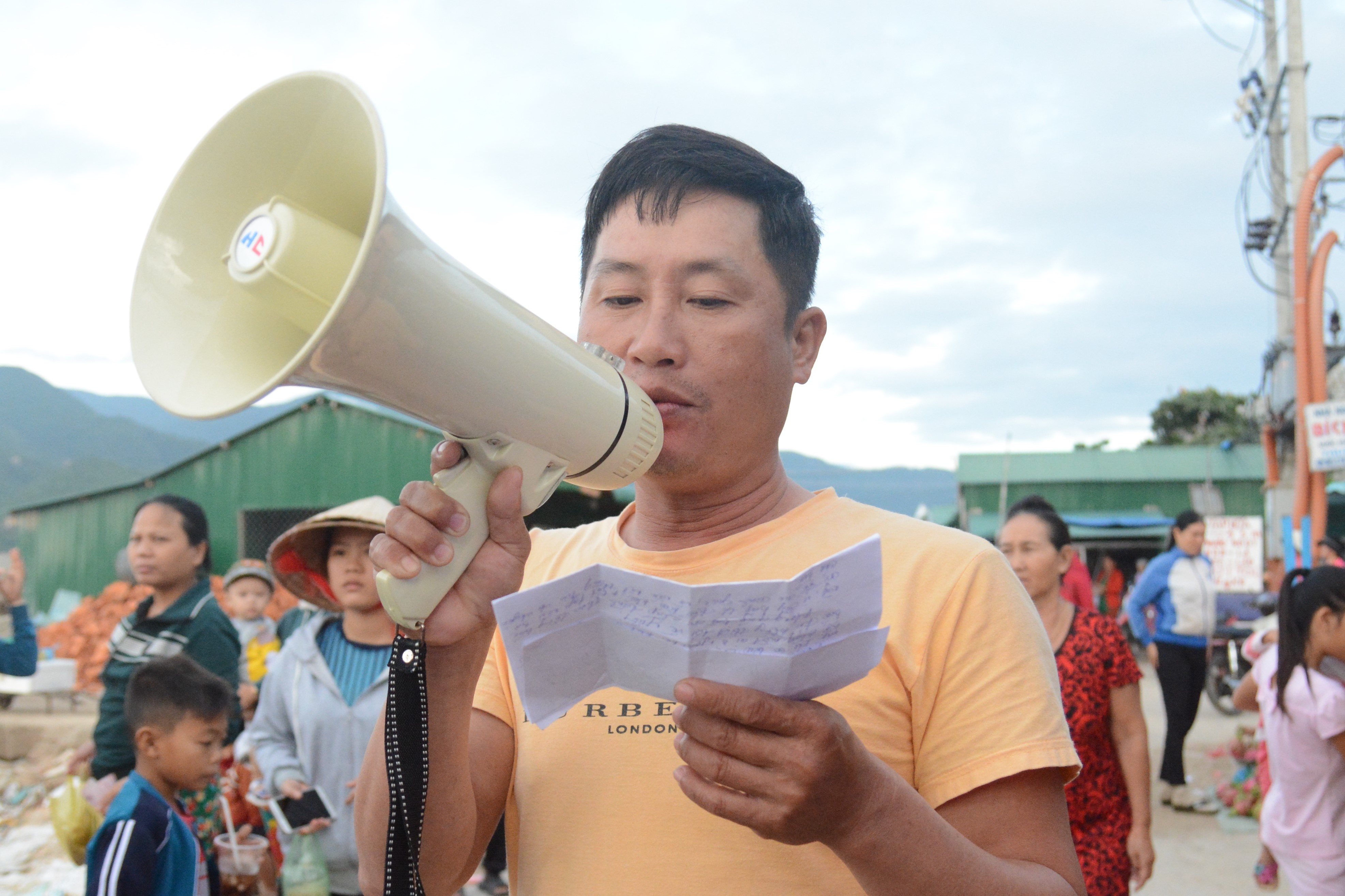 Dao du lich Binh Hung tat bat ung pho bao so 12 hinh anh