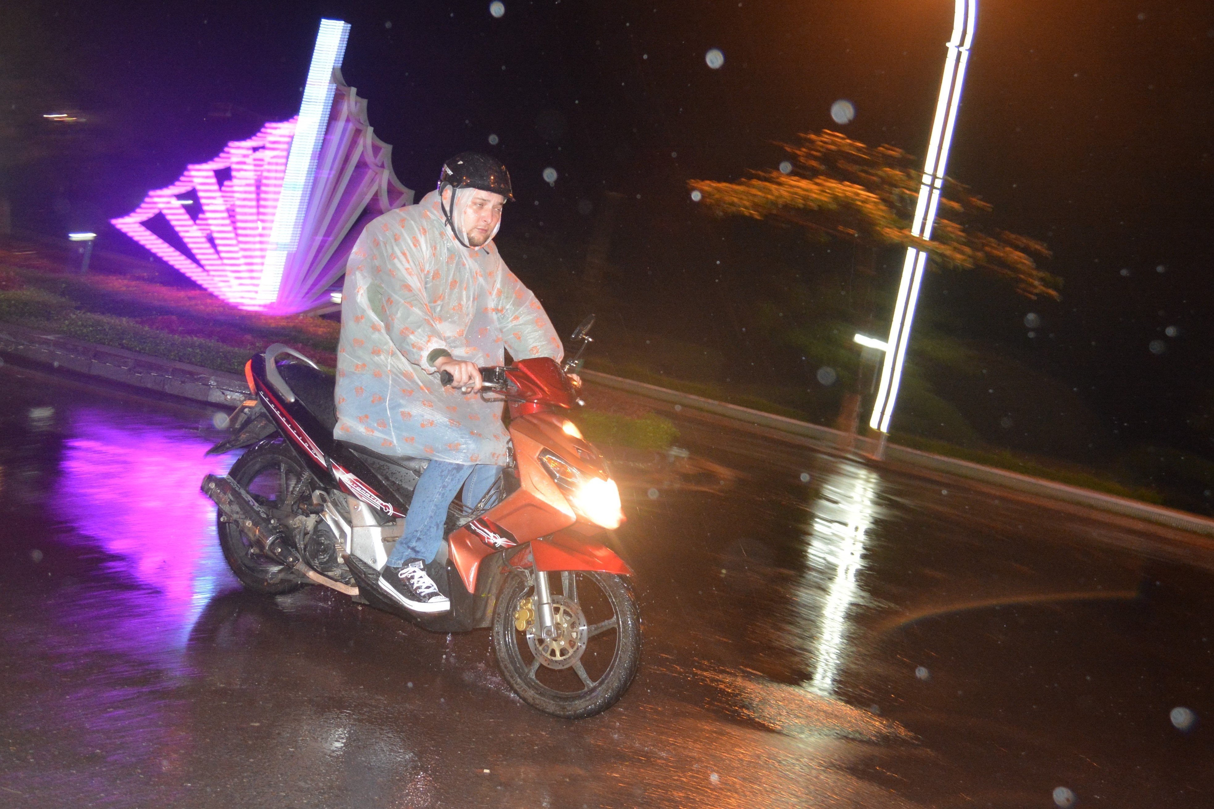 Nha Trang mua lon truoc khi bao so 12 - Damrey do bo hinh anh