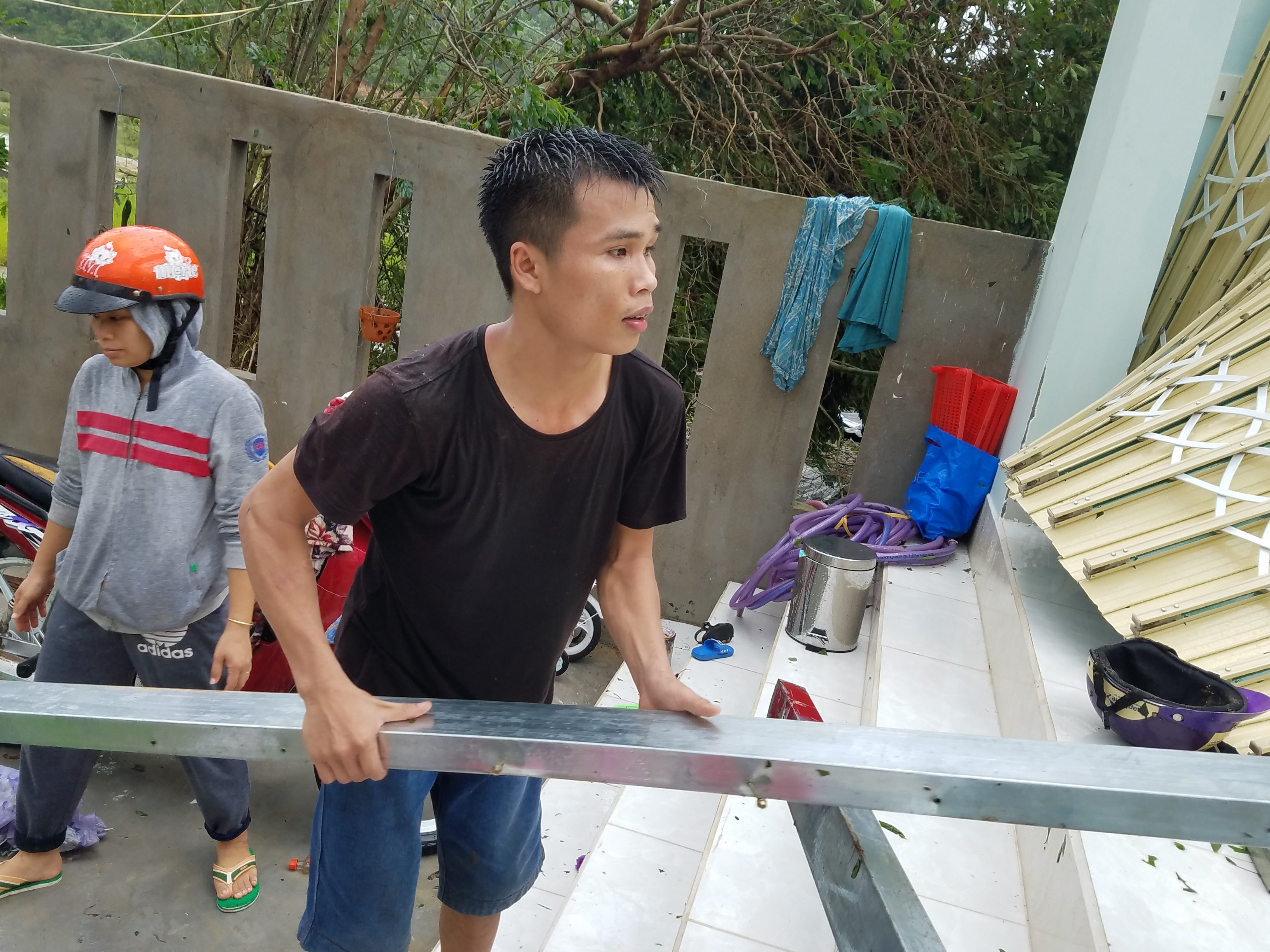 Nghia tinh trong con bao du anh 3