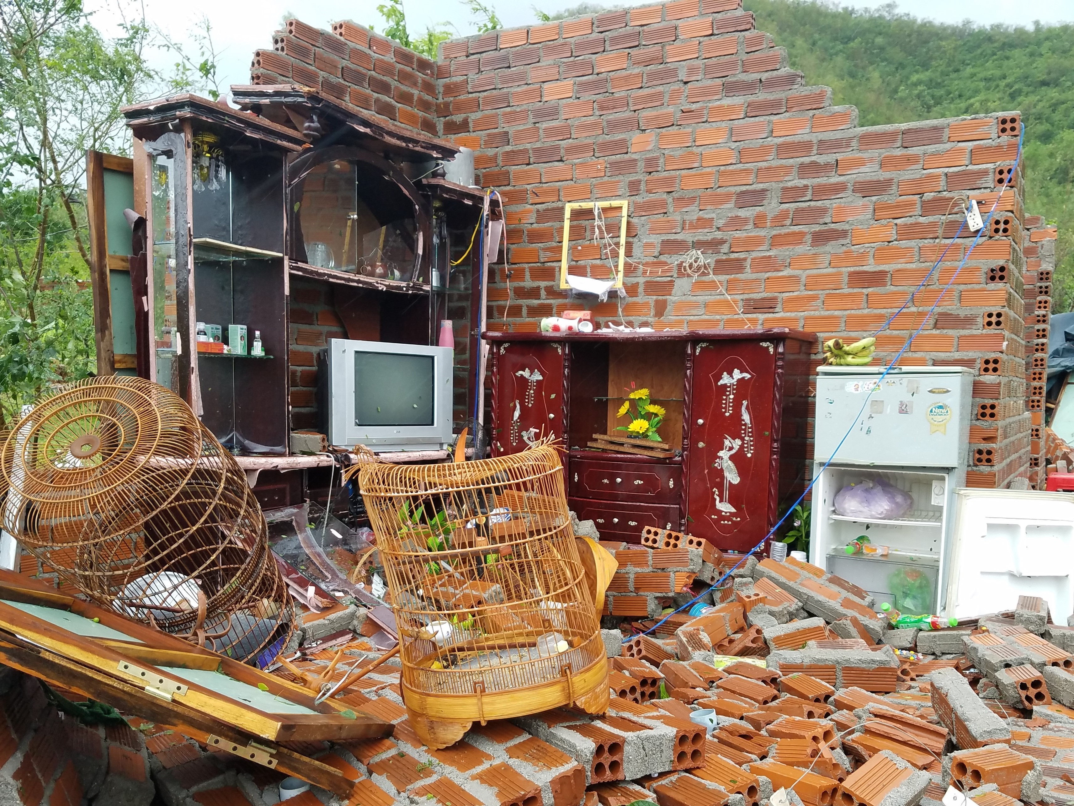 Nghia tinh trong con bao du anh 2