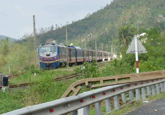 Deo Ca sat lo, duong sat Bac - Nam bi gian doan hinh anh