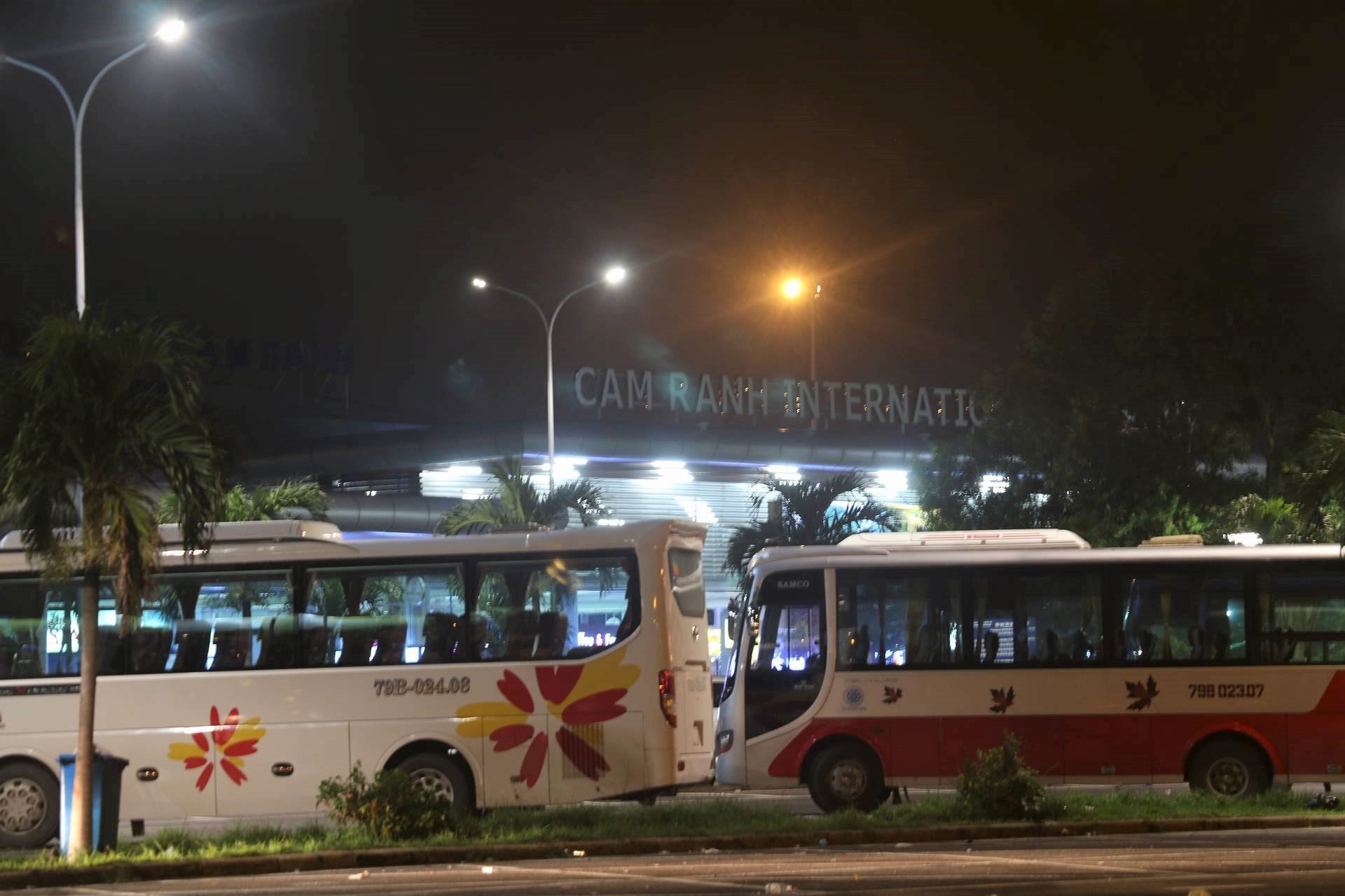 máy bay Nga trao hàng cứu trợ ảnh 1 may bay Nga trao hang cuu tro anh 1