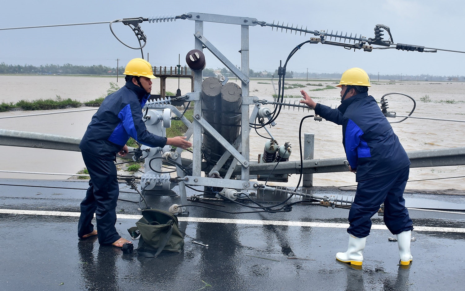 Dieu dong 200 ky su, cong nhan den Khanh Hoa khac phuc luoi dien hinh anh