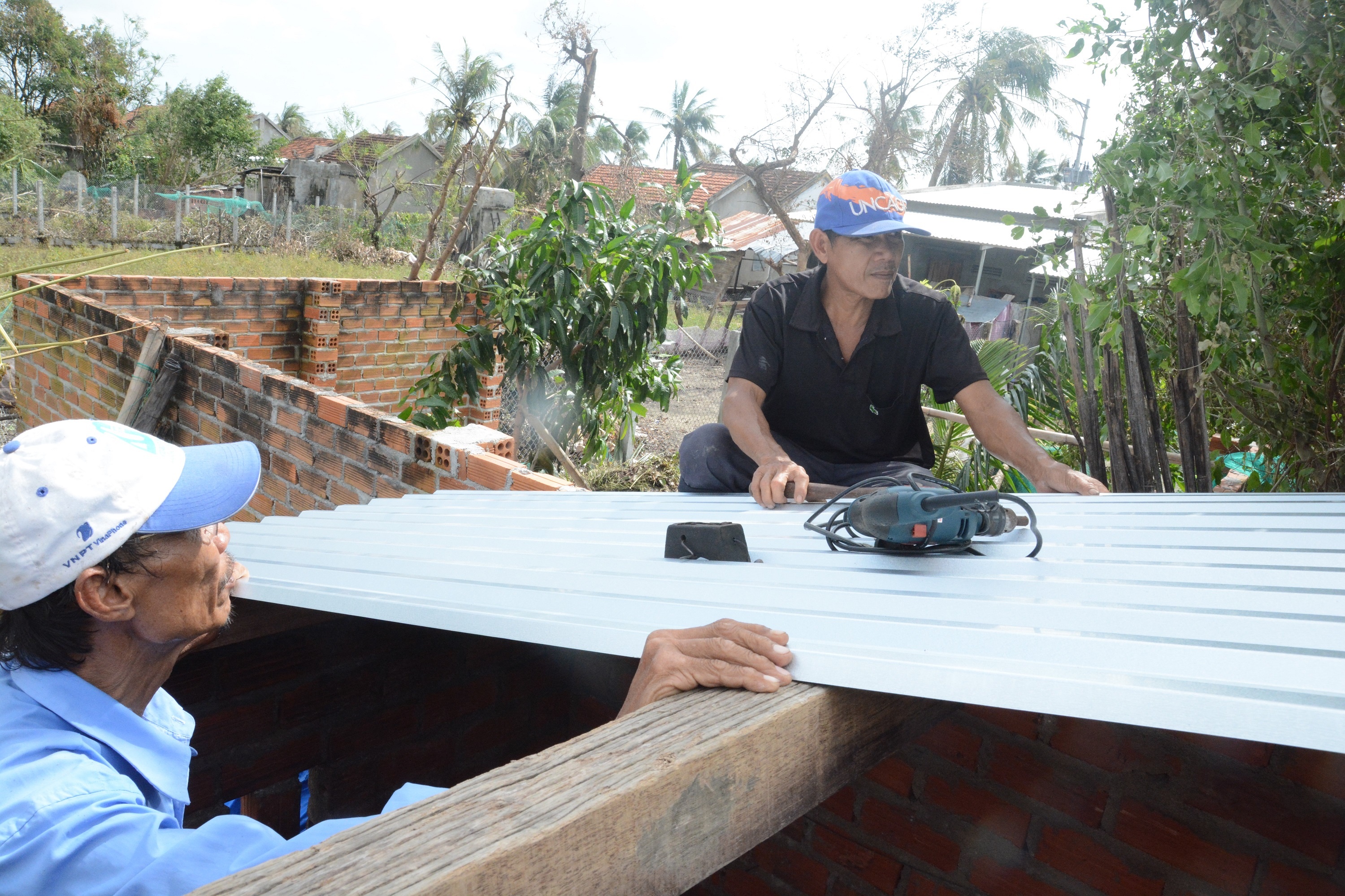 Vật liệu xây dựng vùng bão tăng mạnh ảnh 2 Vat lieu xay dung vung bao tang manh anh 2