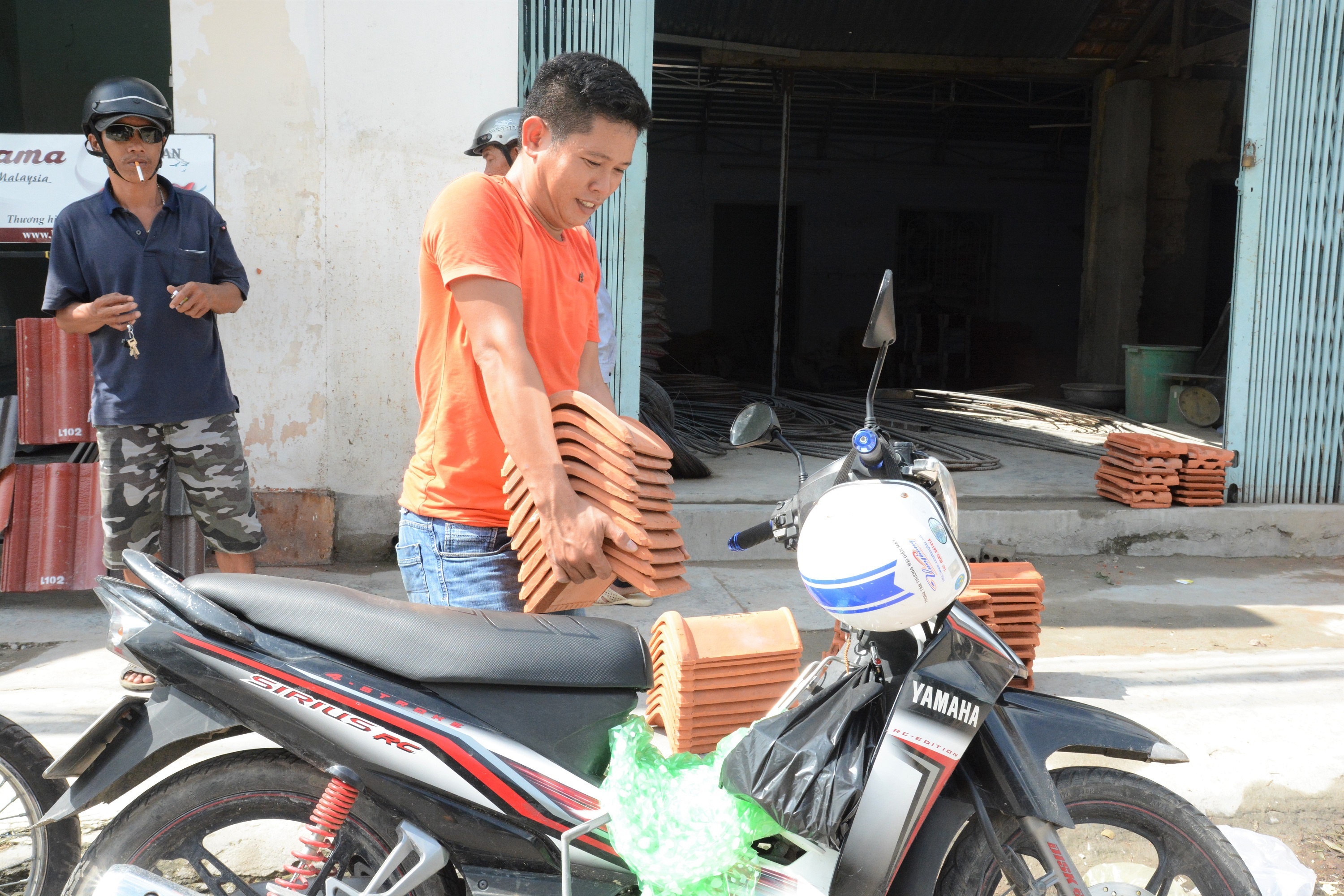 Sau bao so 12, gach ngoi o Khanh Hoa tang gia tung ngay hinh anh