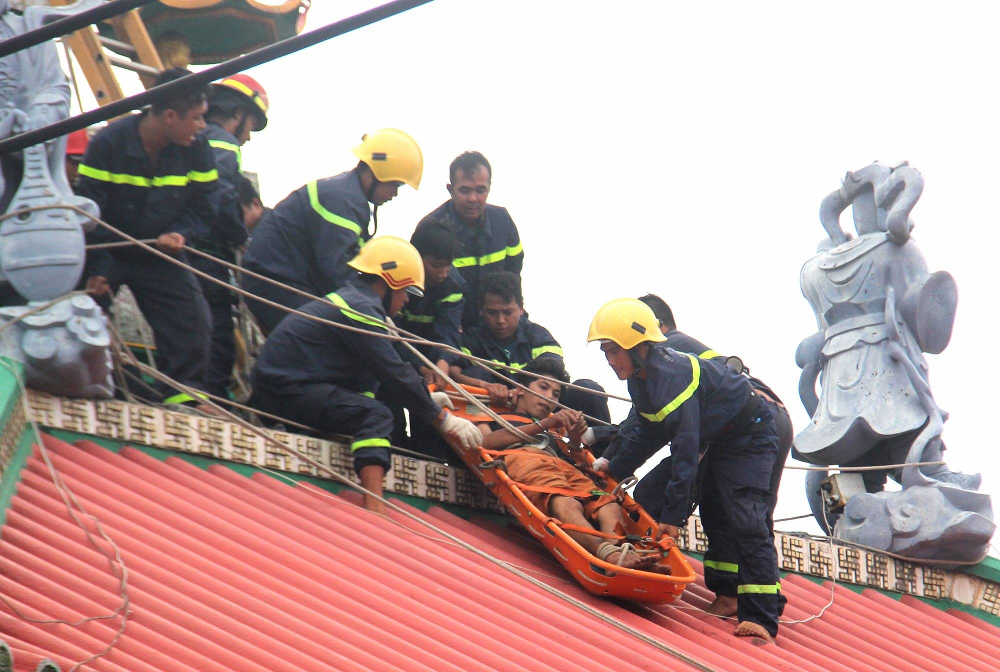 thanh nien leo noc chua anh 3