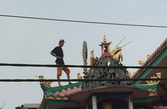 Giai cuu thanh nien nghi 'ngao da' leo len noc chua o Sai Gon hinh anh