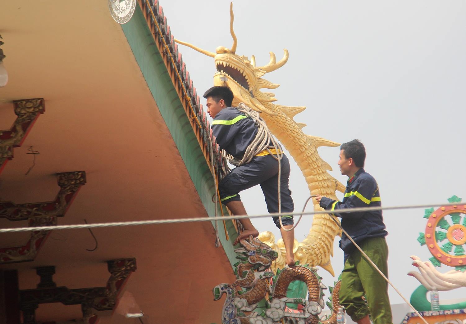 thanh nien leo noc chua anh 2