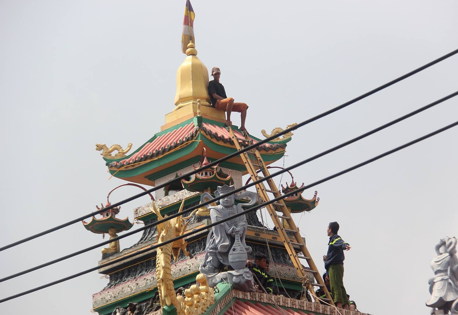 thanh nien leo noc chua anh 1