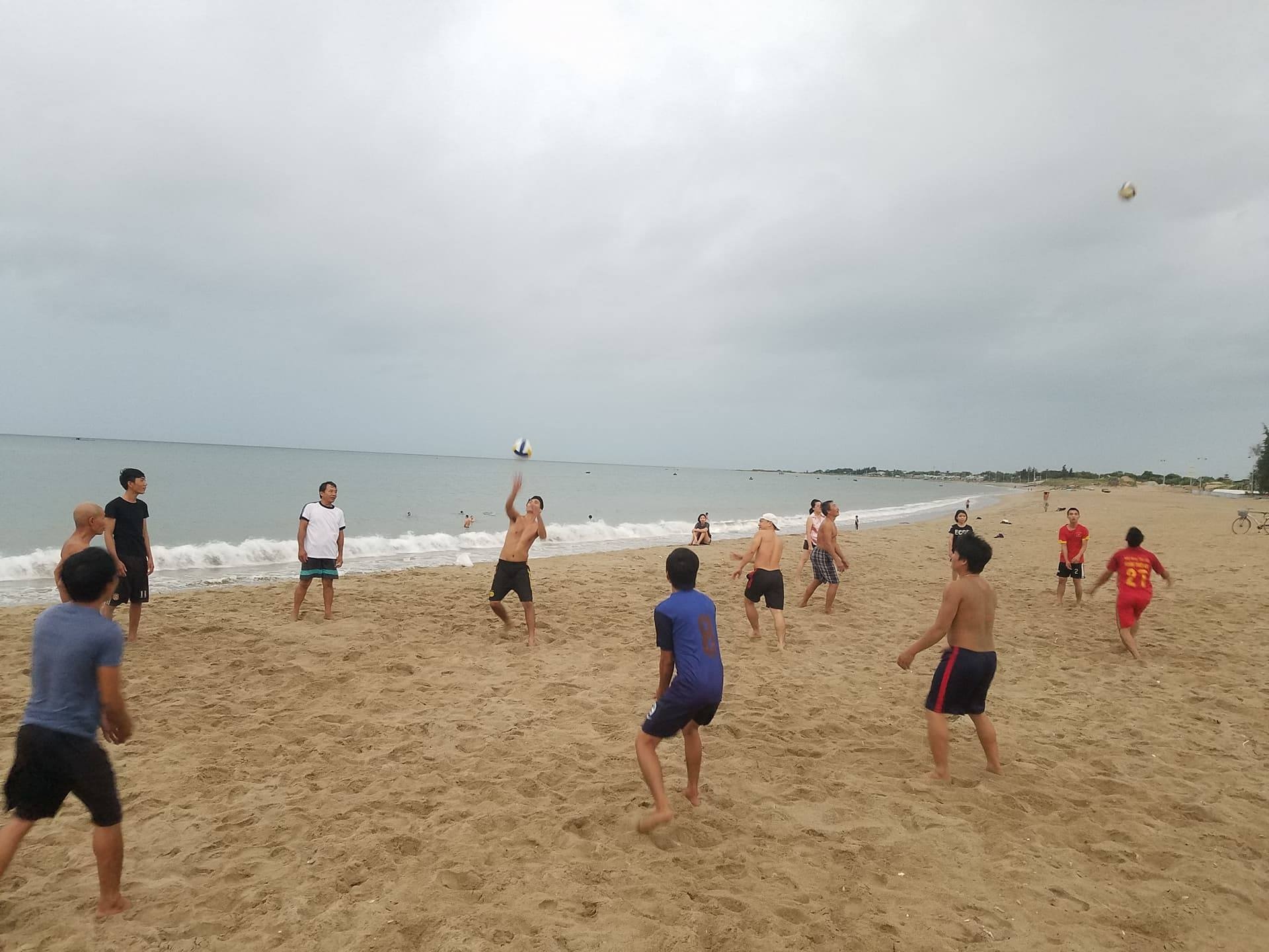 Người dân vô tư tắm biển trước lệnh cấm ảnh 3 Nguoi dan vo tu tam bien truoc lenh cam anh 3