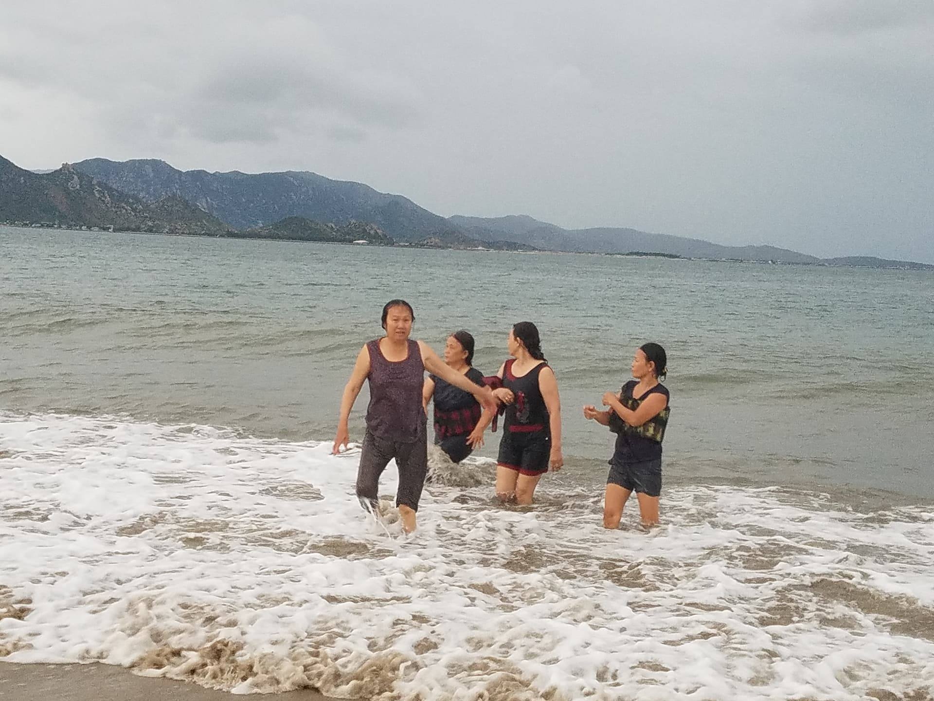 Người dân vô tư tắm biển trước lệnh cấm ảnh 2 Nguoi dan vo tu tam bien truoc lenh cam anh 2