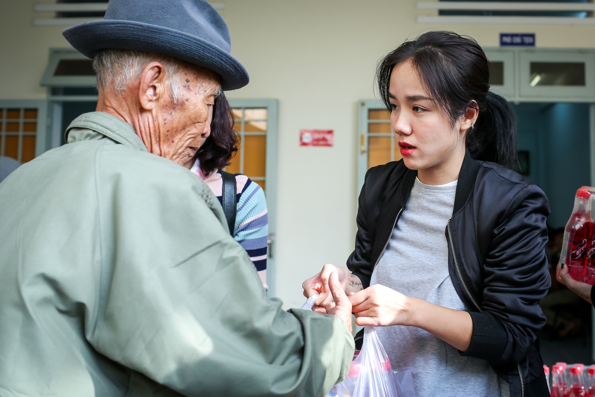 Ai Phuong di trao qua vung bao anh 3