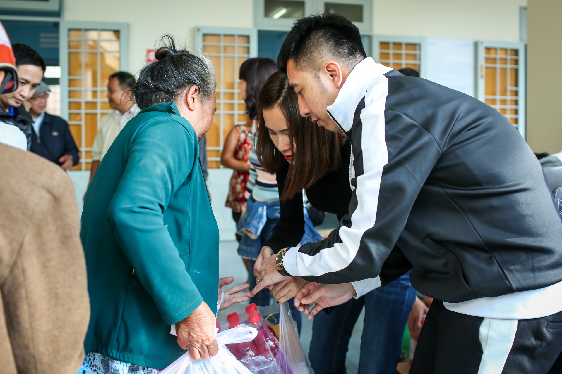 Ai Phuong di trao qua vung bao anh 10