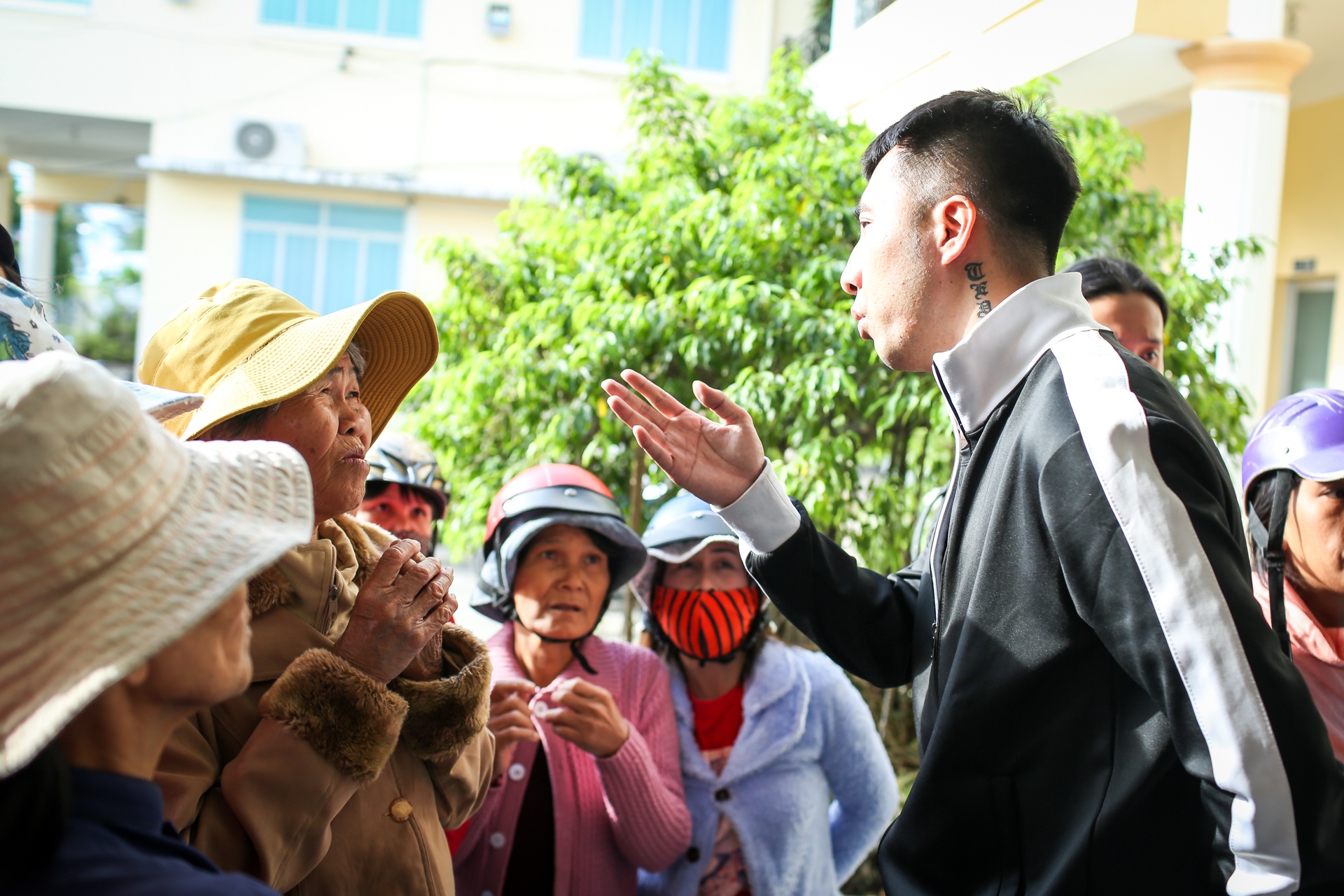 Ai Phuong di trao qua vung bao anh 12