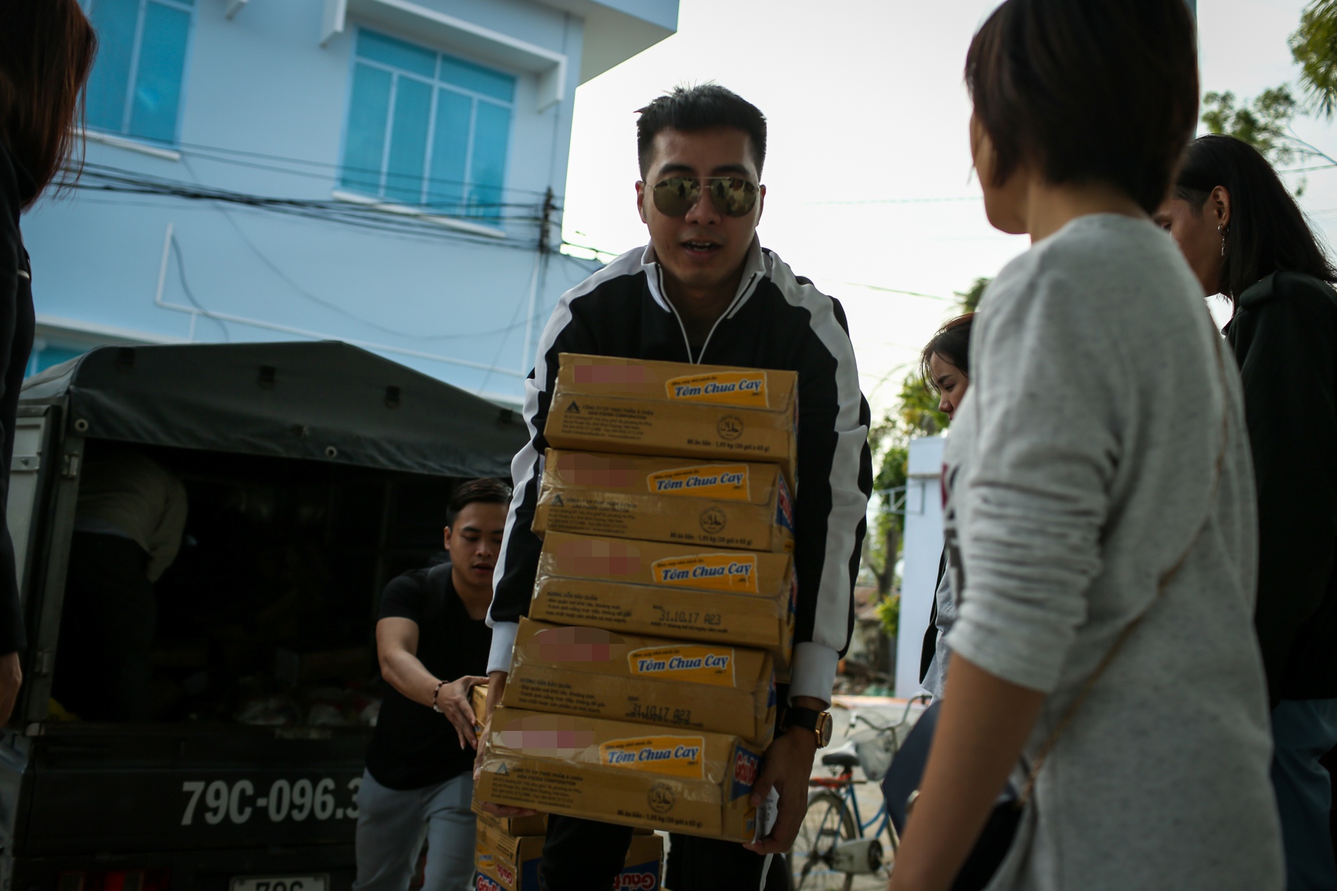 Ai Phuong di trao qua vung bao anh 11