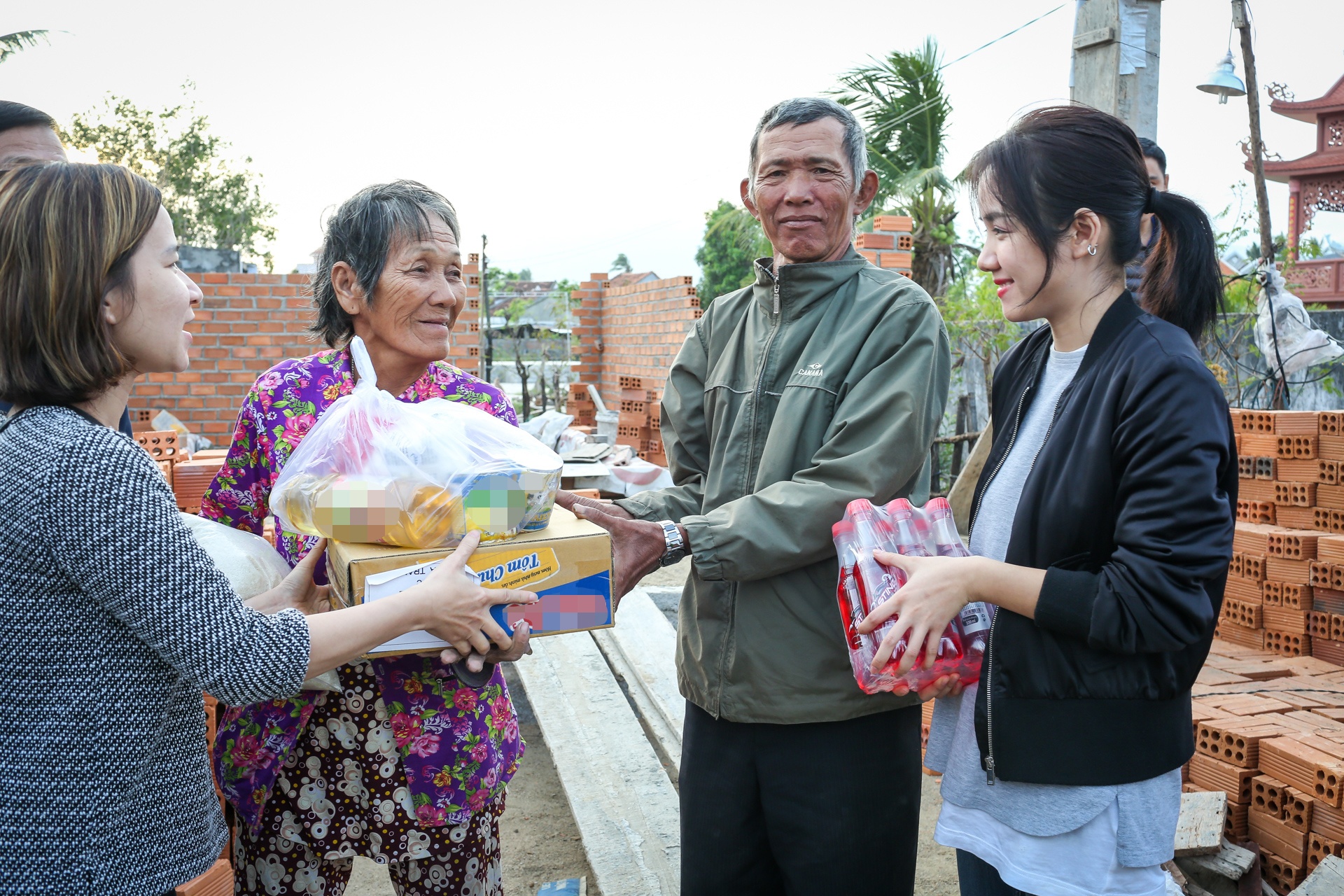 Ai Phuong di trao qua vung bao anh 5