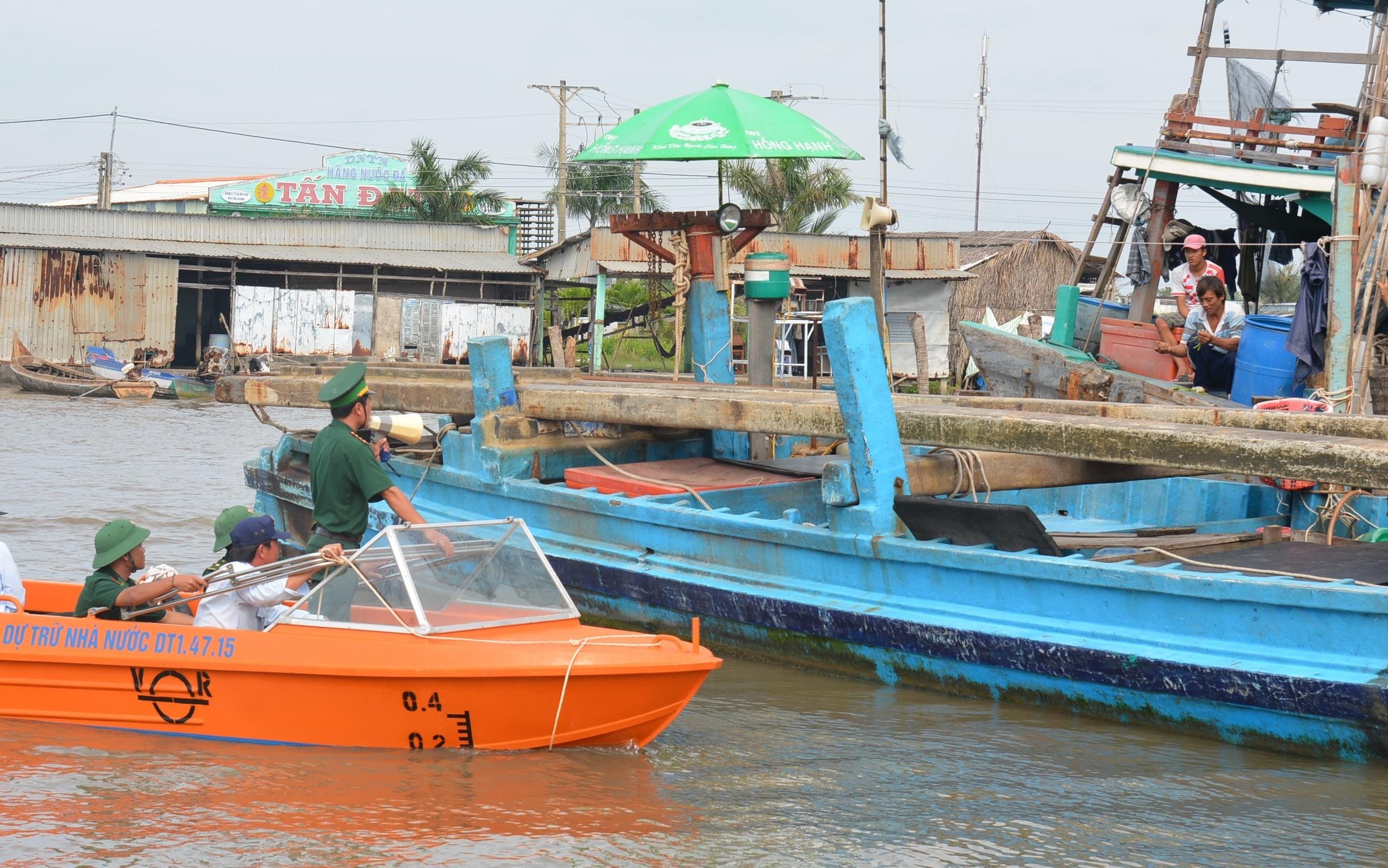 Nguoi dan Ca Mau chu quan truoc moi de doa cua bao so 16 - Tembin hinh anh