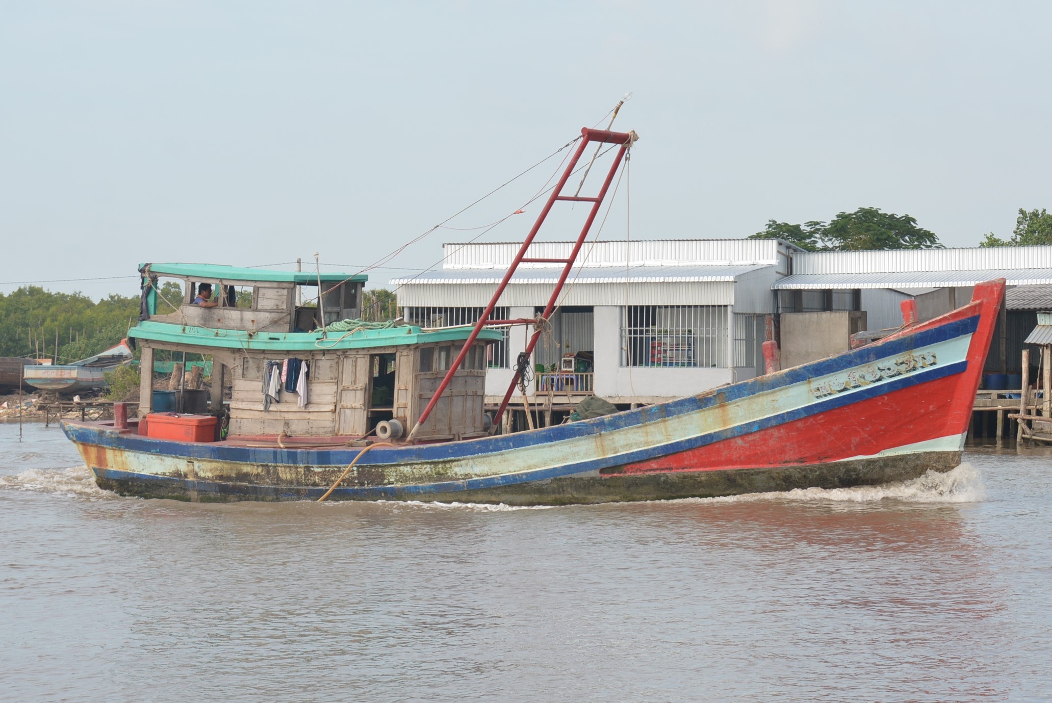 Nhieu tau thuyen tai Ca Mau xin tru bao Tembin o Thai Lan, Malaysia hinh anh