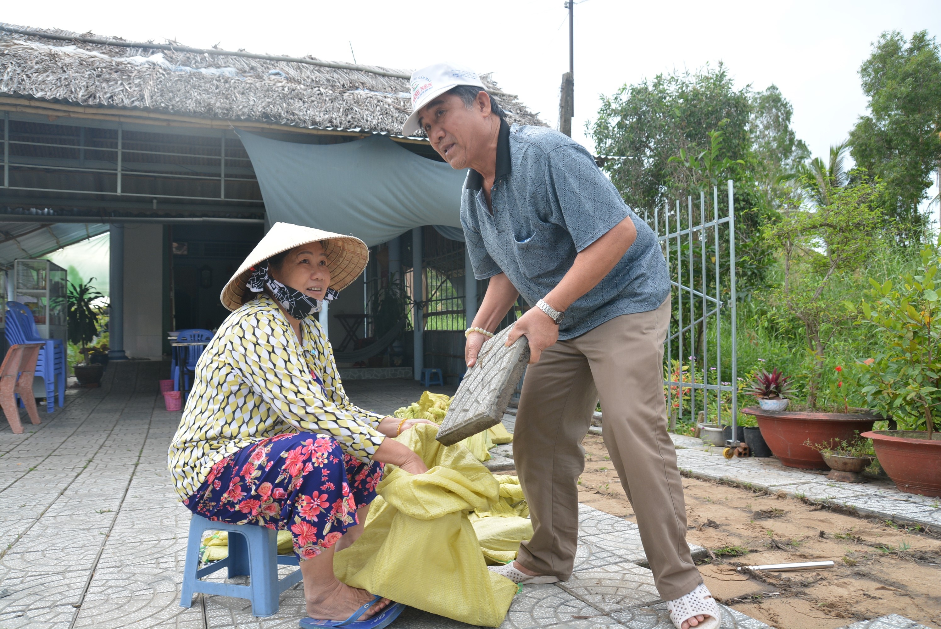 Nguoi dan Ca Mau la lam voi viec chang neo nha chong bao Tembin hinh anh