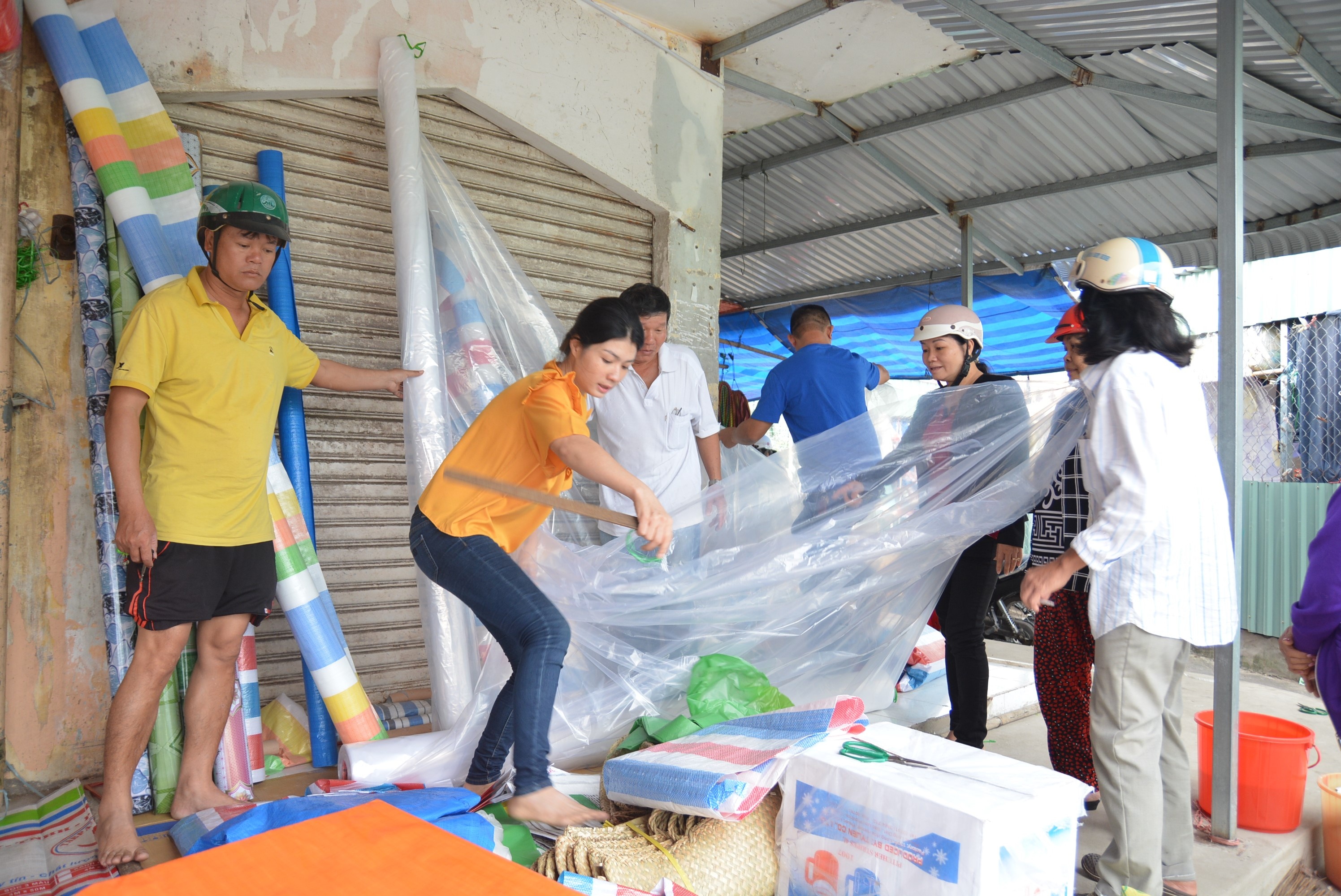 Do xo mua vat dung chong bao anh 1