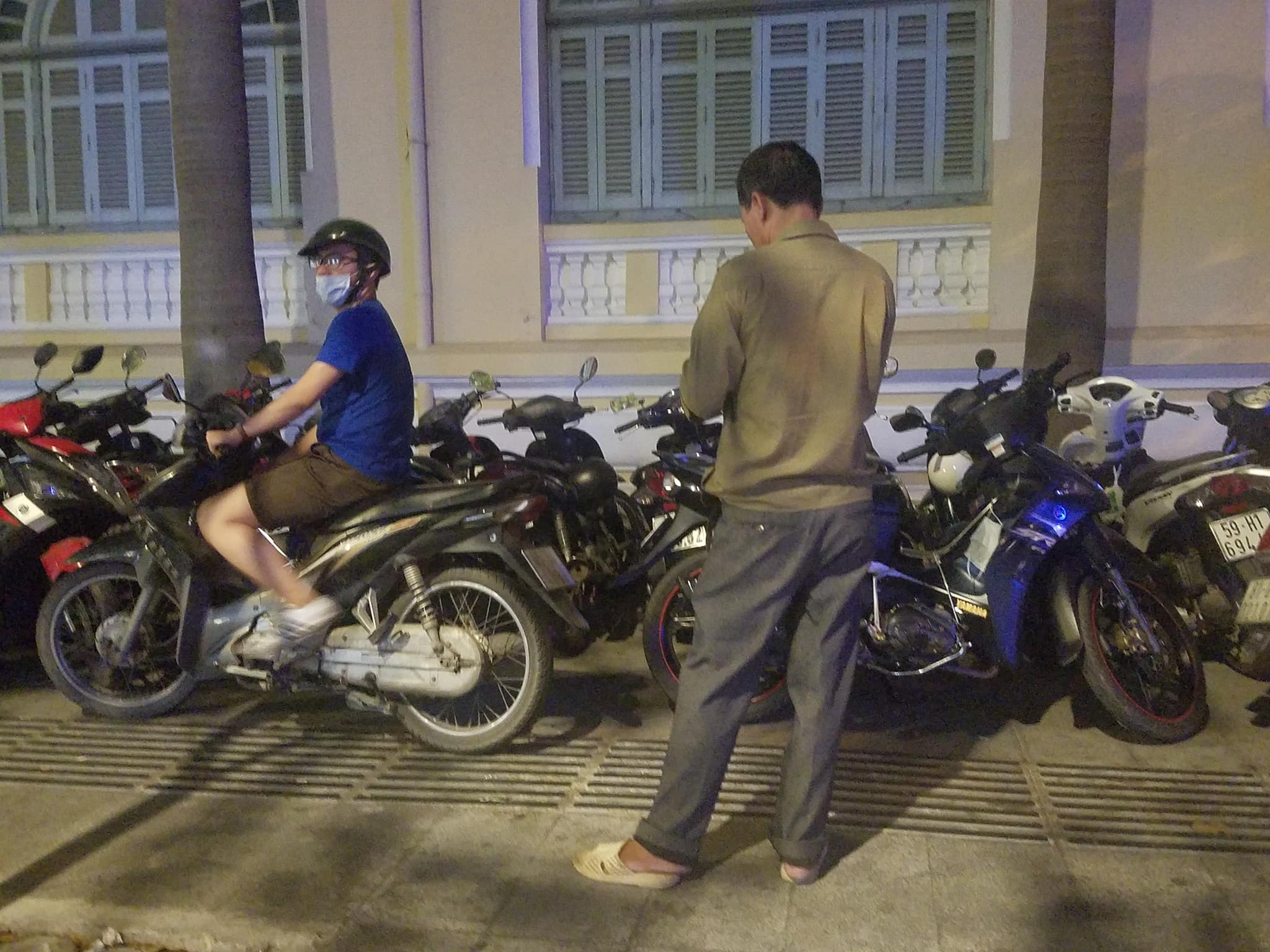 Bai giu xe via he quan 1 bi dinh chi:  Nguoi dan loay hoay tim cho do hinh anh