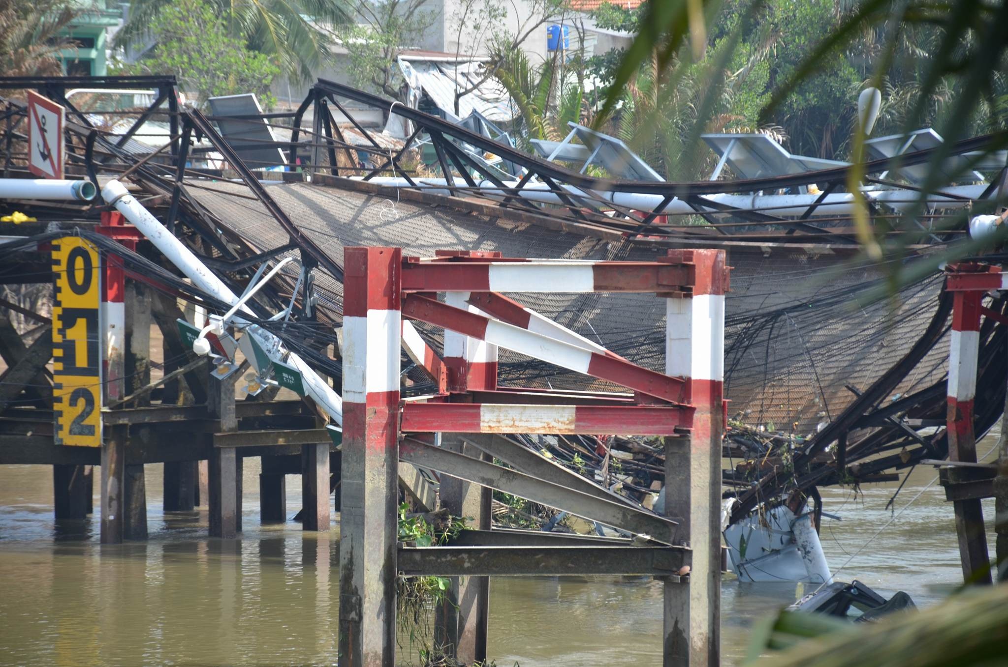 Tai xe noi khong biet duong, co lai xe qua tai lam sap cau Long Kien hinh anh