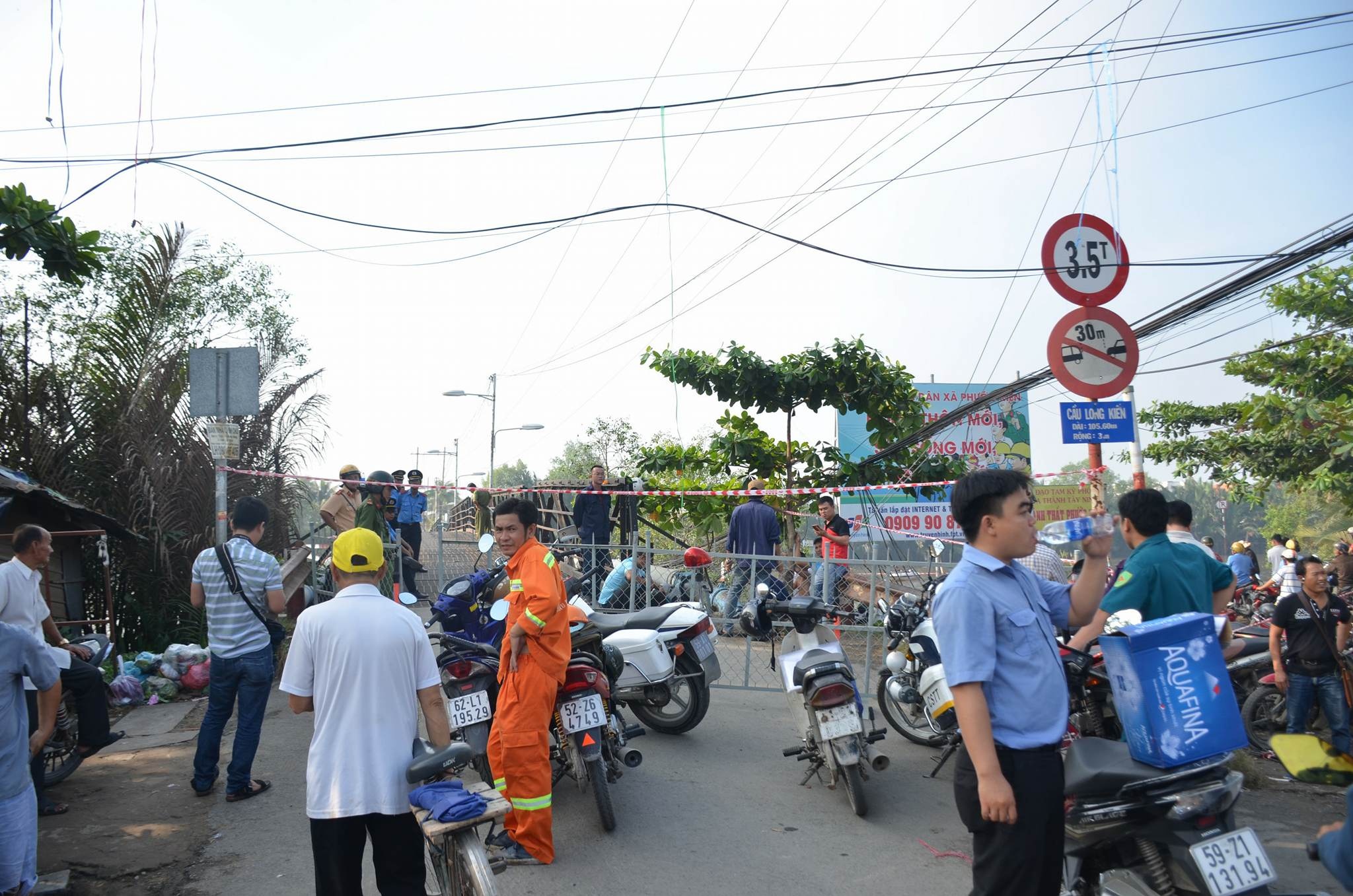 Cau sat tren duong Le Van Luong anh 2