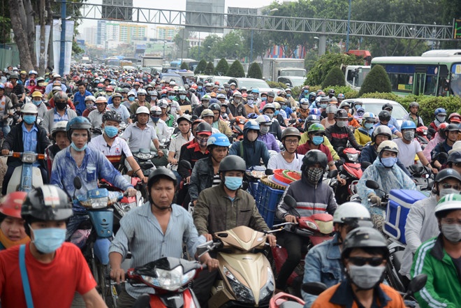 Duong ve que don Tet Mau Tuat tranh ket xe o Sai Gon hinh anh