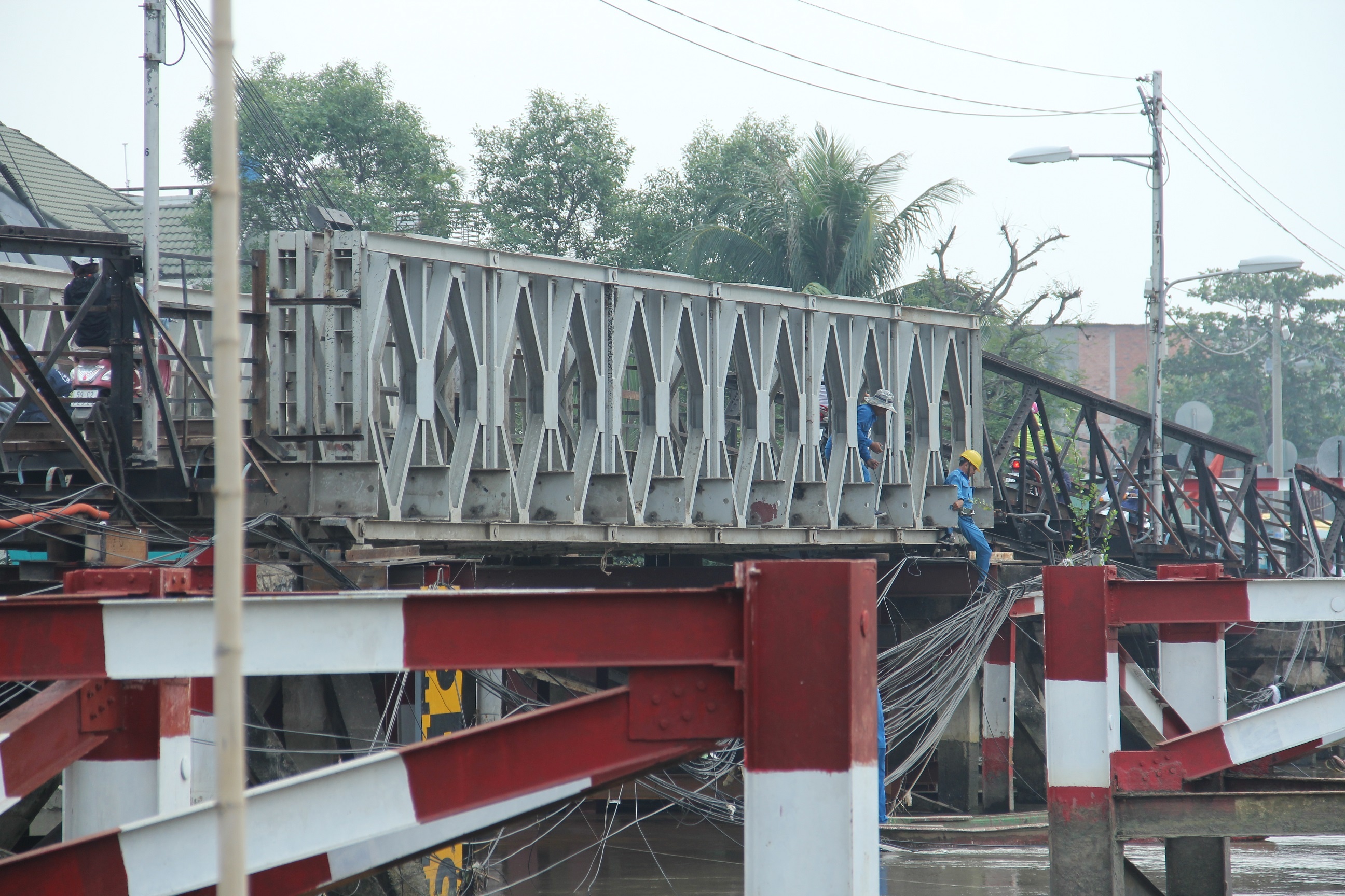 Vu sap cau o Sai Gon: Thong xe cau Long Kien sau 10 ngay sua chua hinh anh