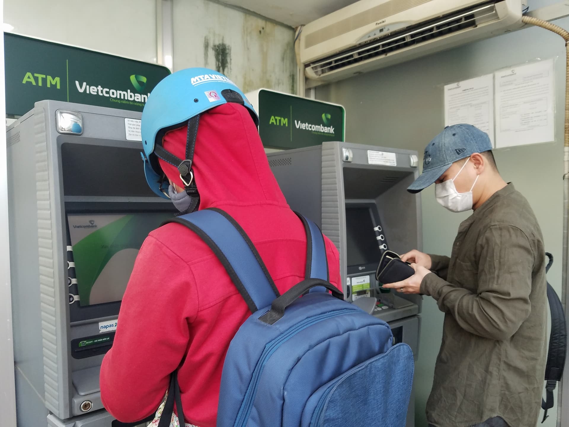 Rut 10 trieu phai chay 10 may ATM o Sai Gon anh 3