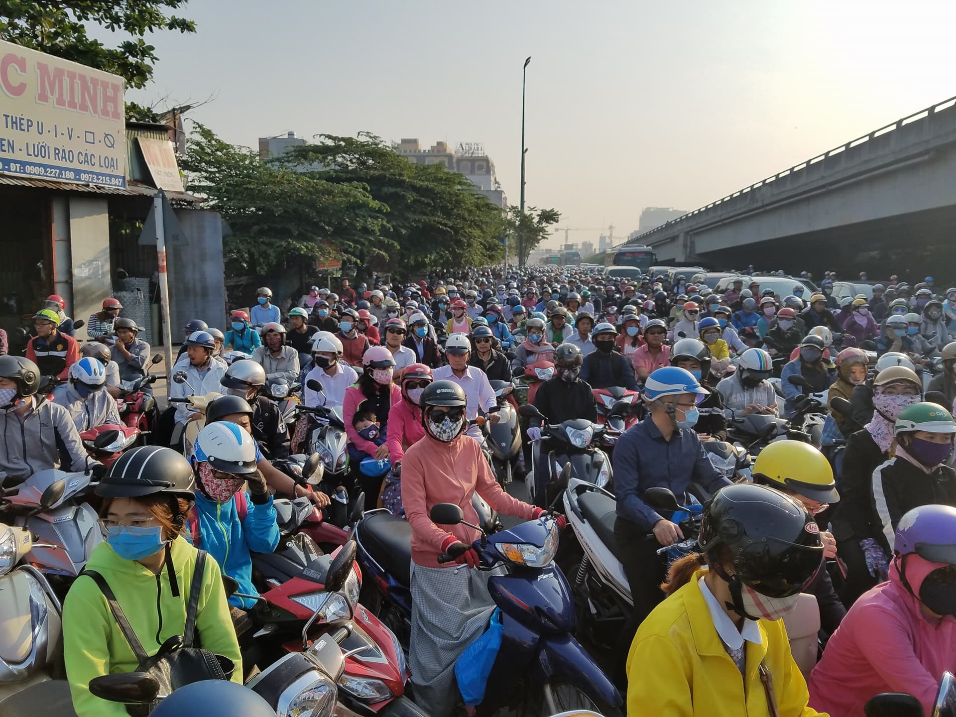 Cua ngo Ben xe Mien Dong un tac keo dai du chua den cao diem Tet hinh anh